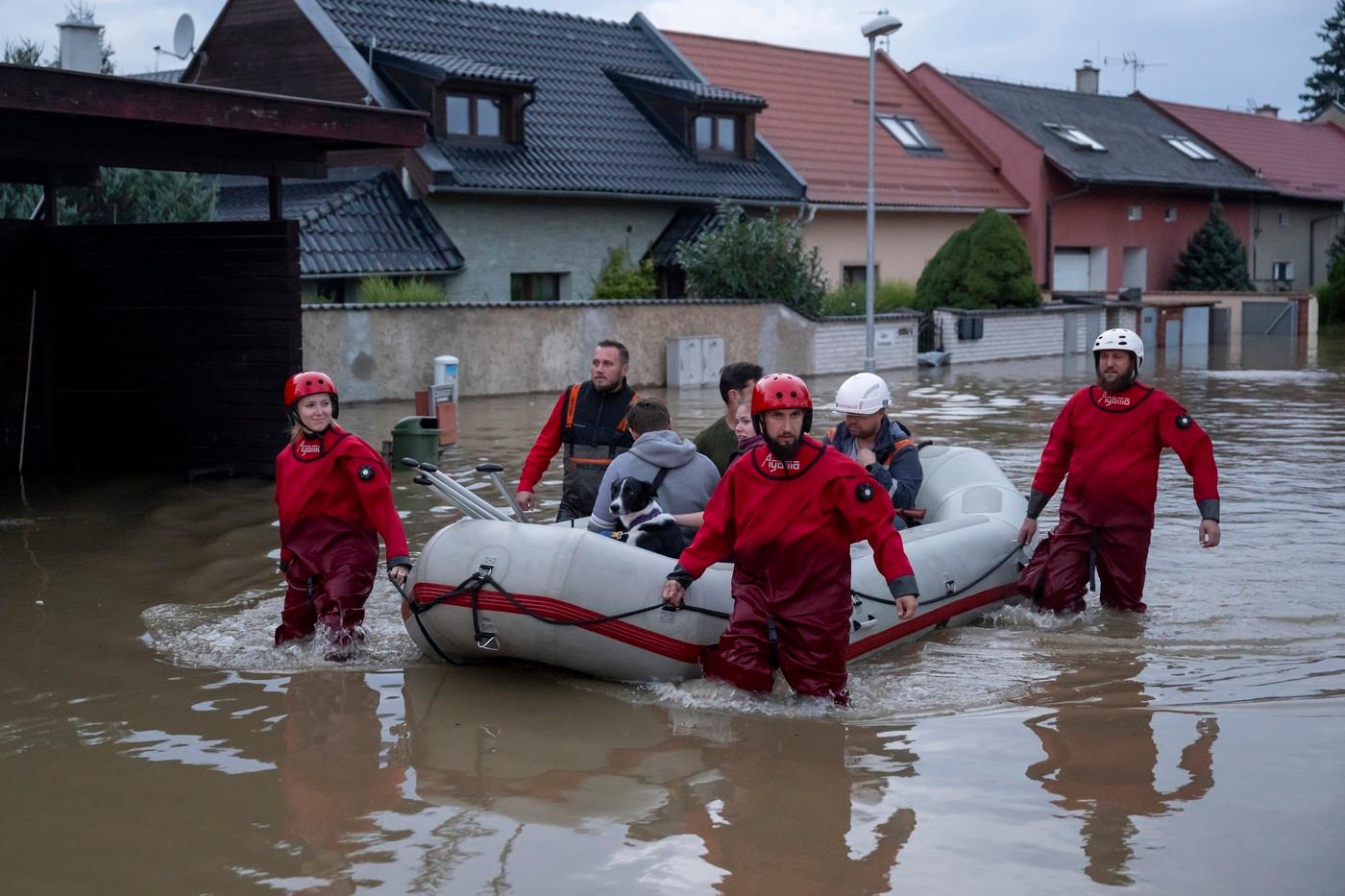 Hasiči evakuují obyvatele ze zaplavené čtvrti Chomoutov, 16. září 2024, Olomouc.