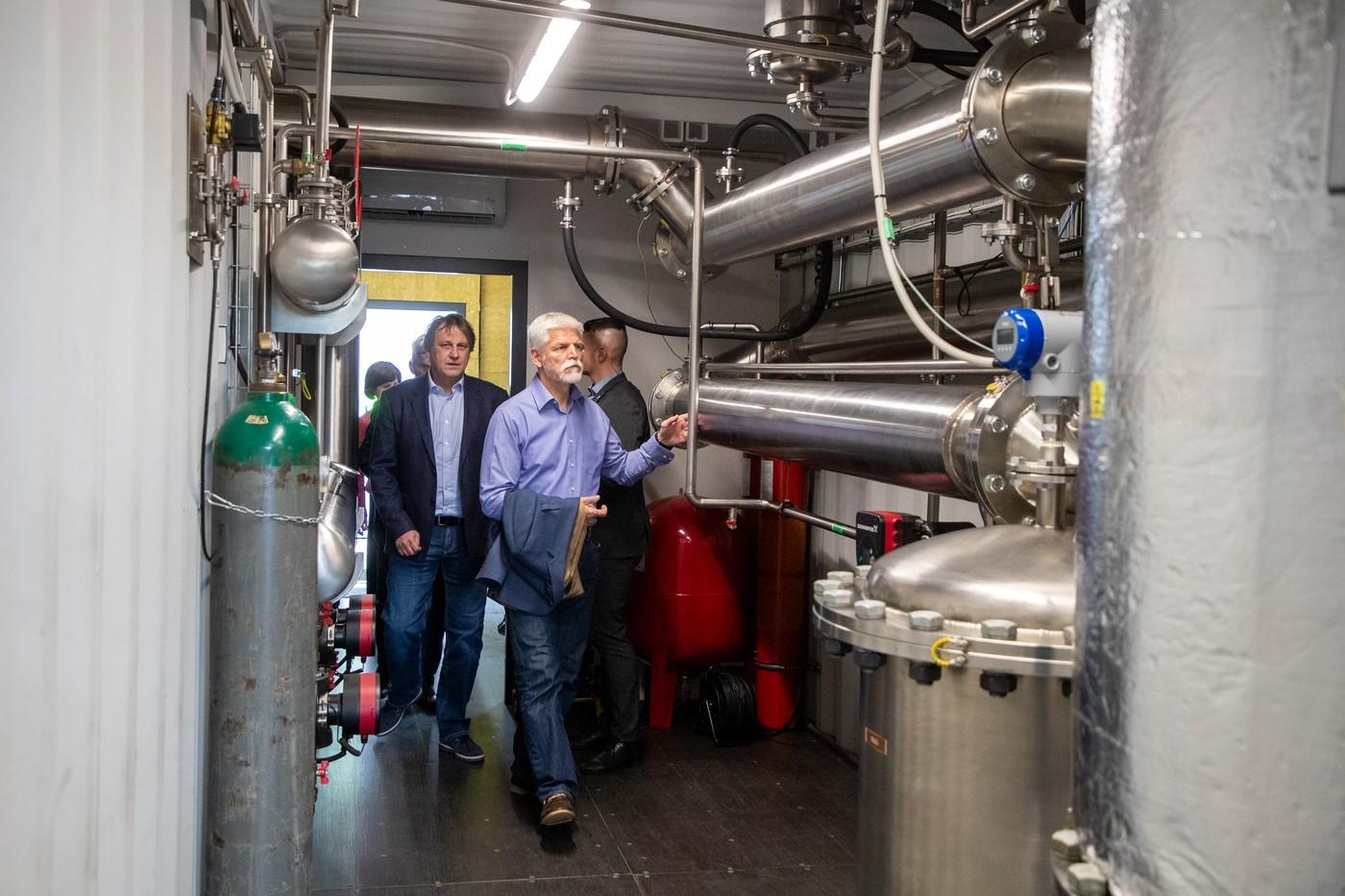 Návštěva prezidenta Petra Pavla s manželkou Evou ve společnosti Green Future, 27. května 2025, Dvorce. Ředitel společnosti Michal Pivrnec s prezidentem Petrem Pavlem. Návštěva prezidenta Petra Pavla s manželkou Evou ve společnosti Green Future, 27. května 2025, Dvorce. Ředitel společnosti Michal Pivrnec s prezidentem Petrem Pavlem.