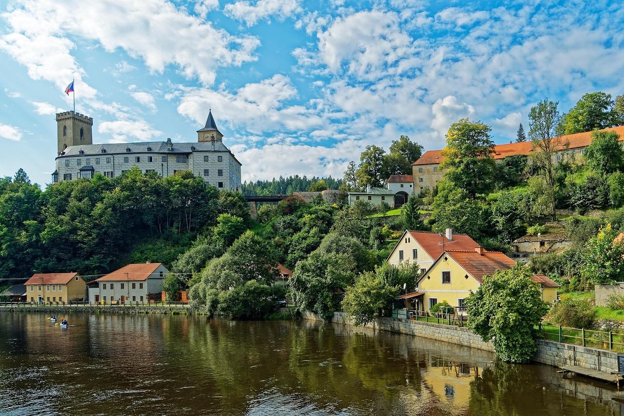 Zámecký areál zahrnuje přestavěné objekty dvou původně samostatných hradů