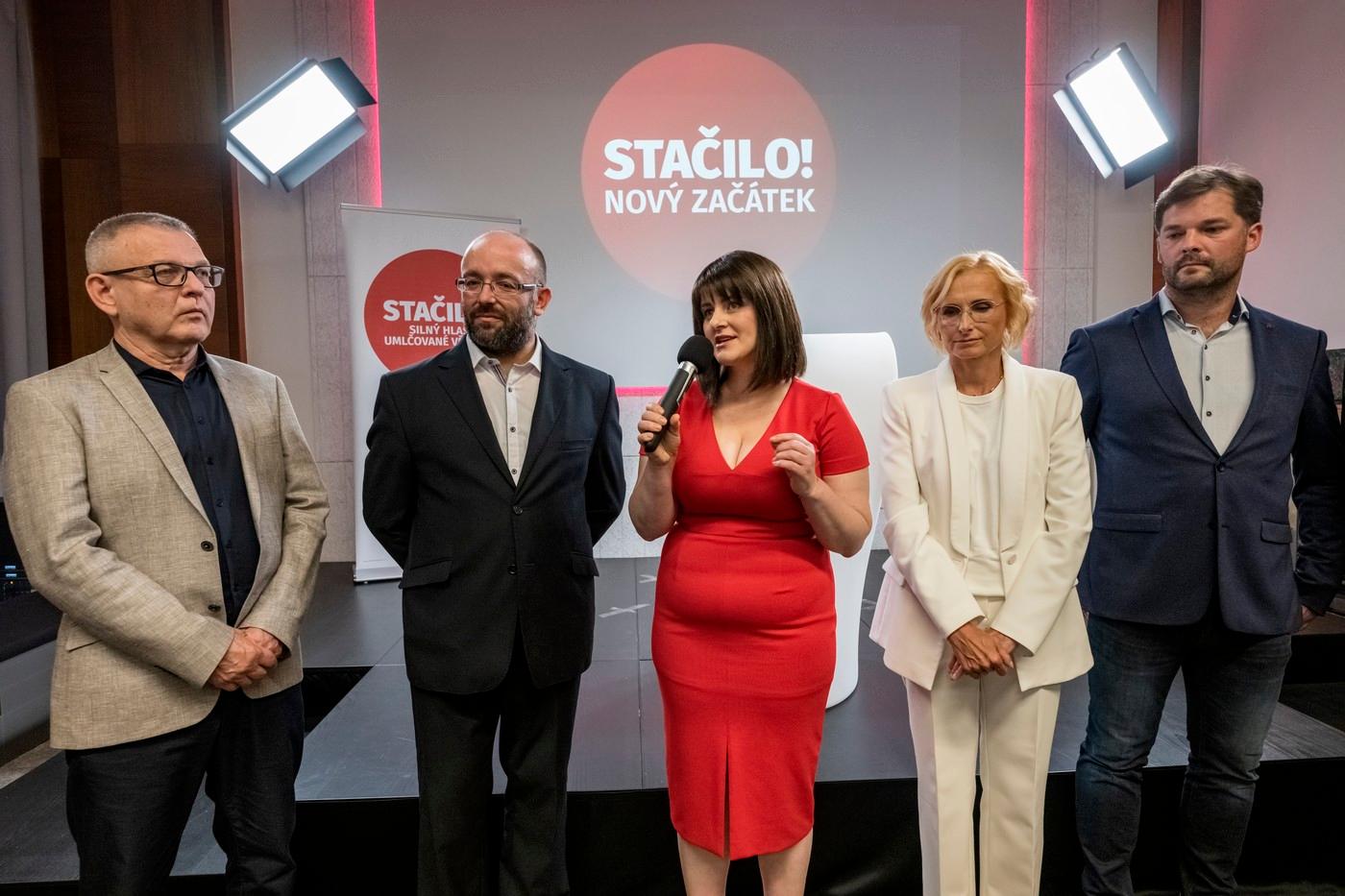 Tisková konference hnutí Stačilo!, KSČM, ČSNS, SD-SN a SOCDEM k podpisu memoranda o spolupráci pro letošní volby do Poslanecké sněmovny, 21. července 2025, Praha. Zleva Lubomír Zaorálek, dvojka v Moravskoslezském kraji, Daniel Sterzik, lídr v Jihomoravském kraji a předsedkyně SOCDEM Jana Maláčová, která povede kandidátku hnutí v Praze, předsedkyně KSČM a lídryně v Moravskoslezském kraji Kateřina Konečná a Jiří Nedvěd, lídr v Karlovarském kraji.
