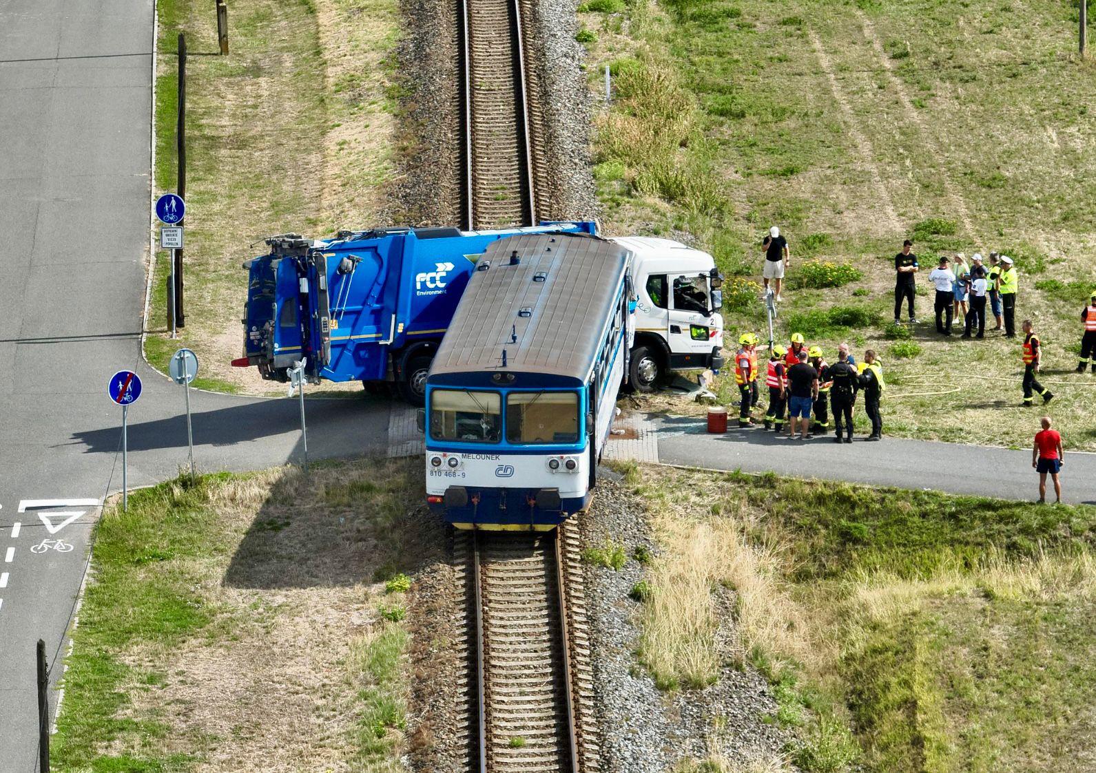 Na okraji Prostějova se 2. září střetl motorový vlak s vozidlem technických služeb. Při střetu motorový vůz částečně vykolejil Na okraji Prostějova se 2. září střetl motorový vlak s vozidlem technických služeb. Při střetu motorový vůz částečně vykolejil