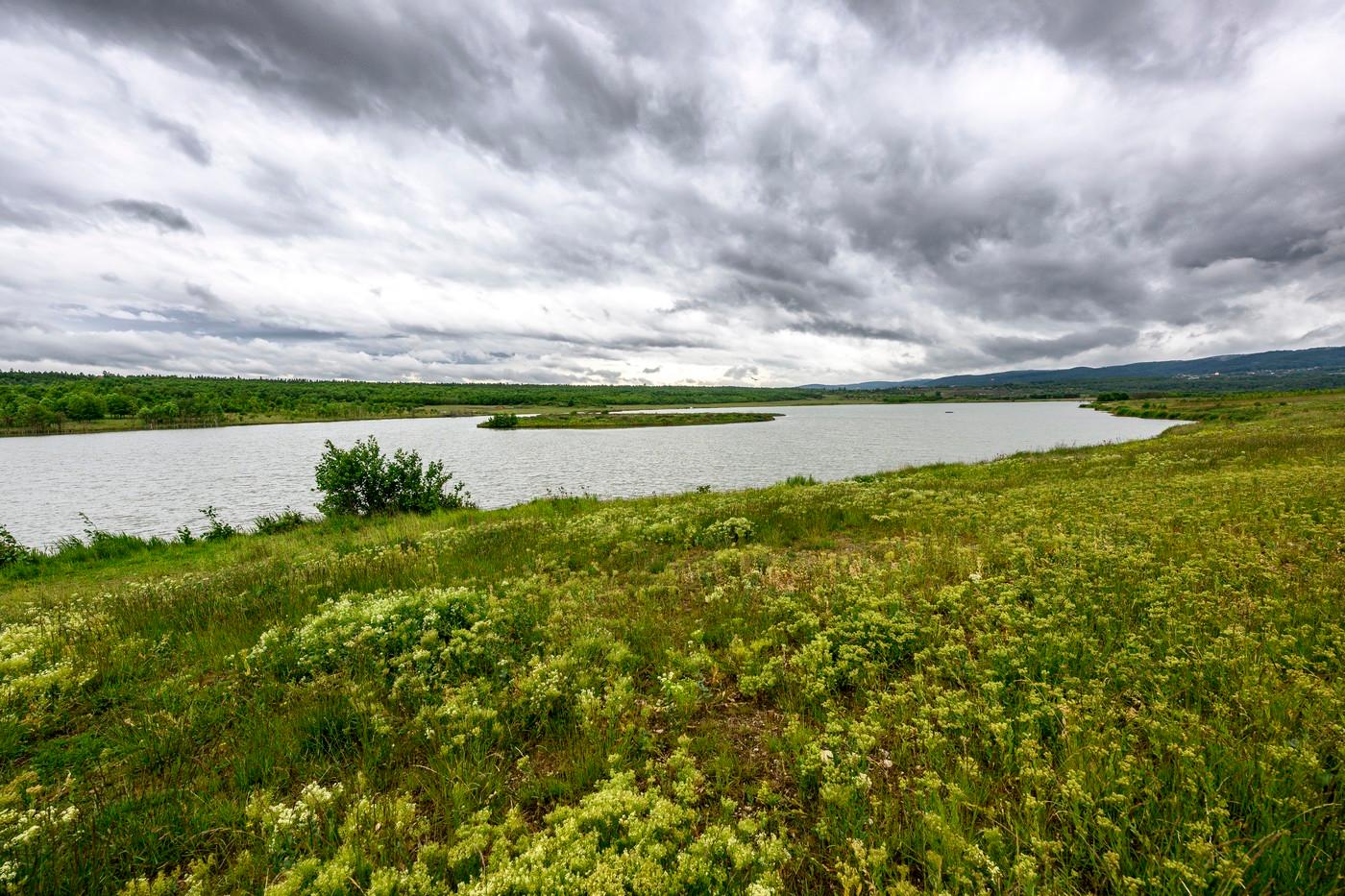 Jezero Marcela, které vzniklo rekultivací po ukončení těžby v uzavřeném hnědouhelném lomu ČSA
