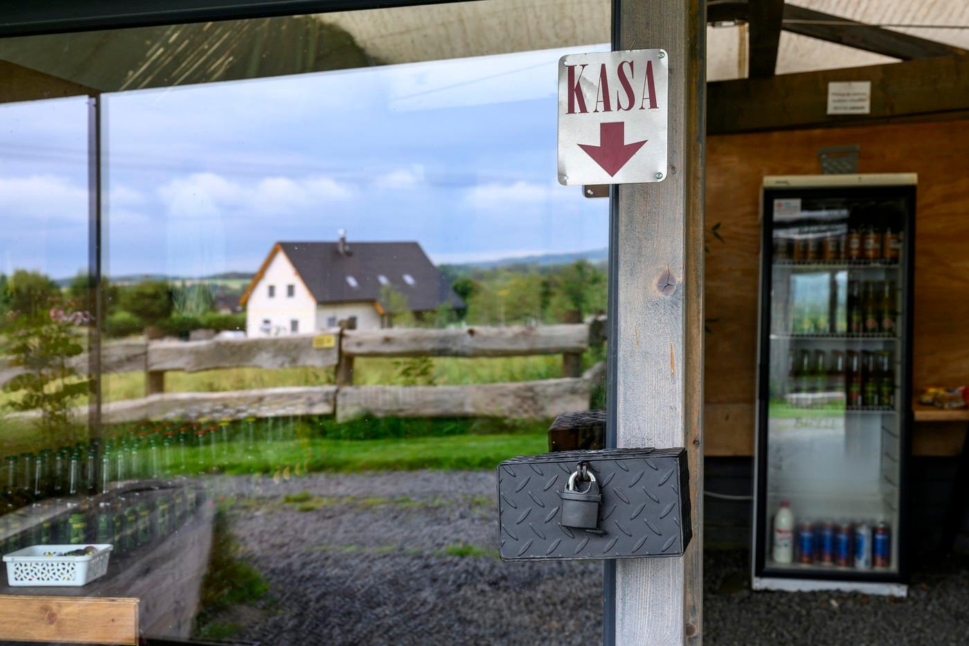 Samoobslužný bar s loukou na kempování, vyhřívanou místností, posezením, galerií ve stodole a kovářskou dílnou majitele se rozprostírá zhruba na hektarovém pozemku v Krásné Lípě.