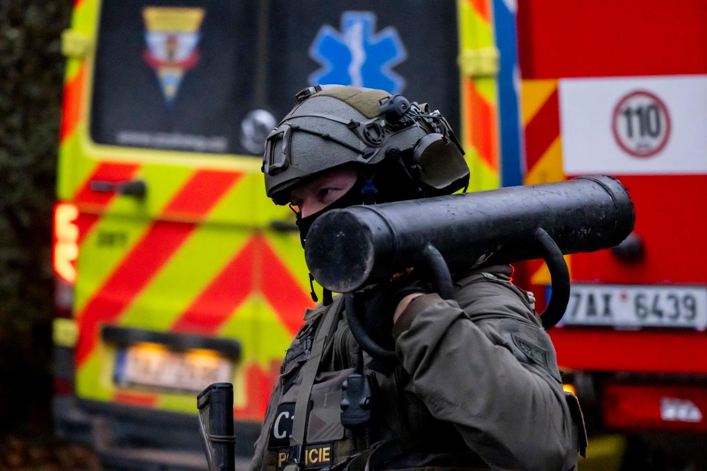 Policie zasáhla v Praze Malešicích kvůli muži, který se v bytě v Chotutické ulici zabarikádoval a hrozil zapálením budovy. Uzavřela proto okolí. Na snímku je policista po ukončení zásahu.