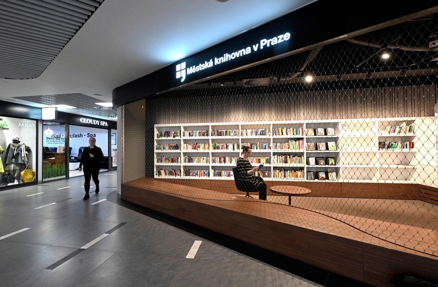 Městská knihovna v Praze (MKP) otevřela novou samoobslužnou pobočku v obchodním domě DBK v Praze 4 nazvanou Kiosek, 24. března 2025, Praha.