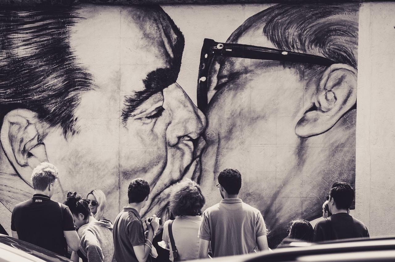 Vřelý komunistický polibek