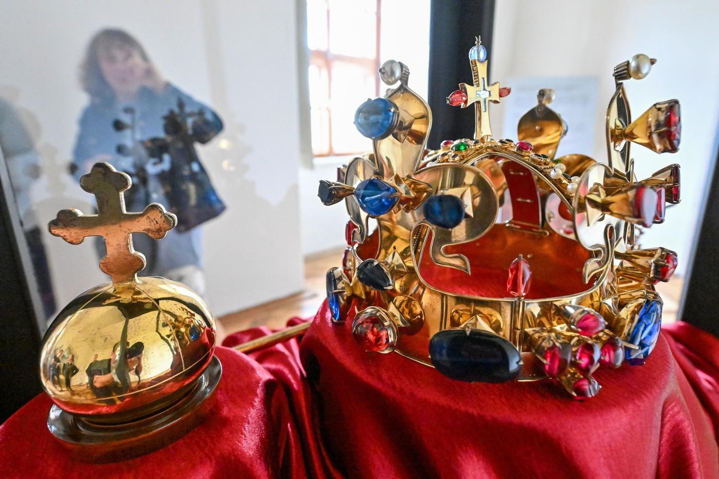 Pracovníci Pražského hradu přivezli a nainstalovali na státní zámek repliky gotických českých korunovačních klenotů, korunovačního Svatováclavského meče a pohřební výbavy českého krále Jiřího z Kunštátu a z Poděbrad, 2. června 2025, Kunštát, Blanensko.