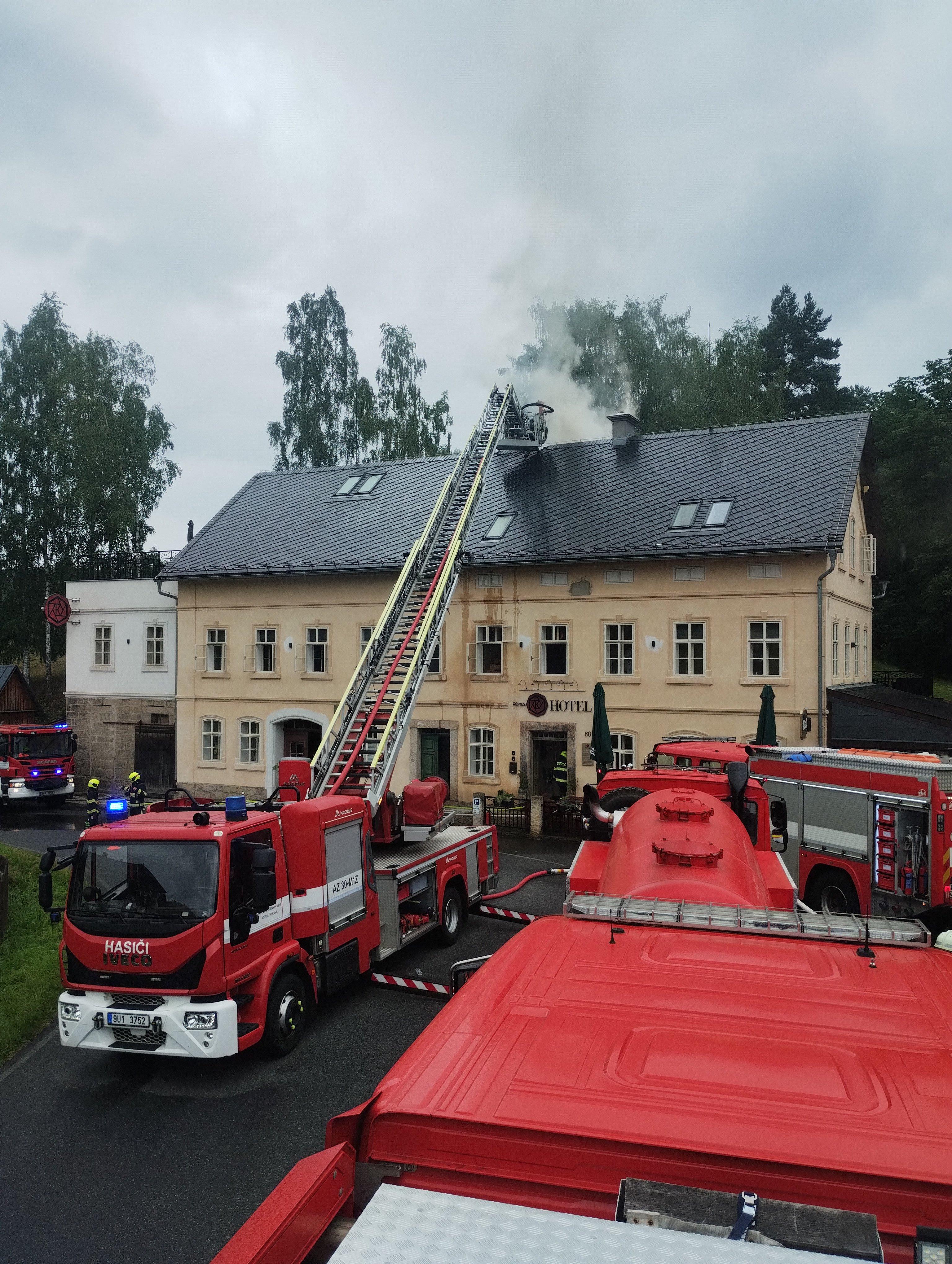 Hasiči na Děčínsku zasaují u požáru hotelu ve Vysoké Lípě, před ohněm evakuovali osm lidí.