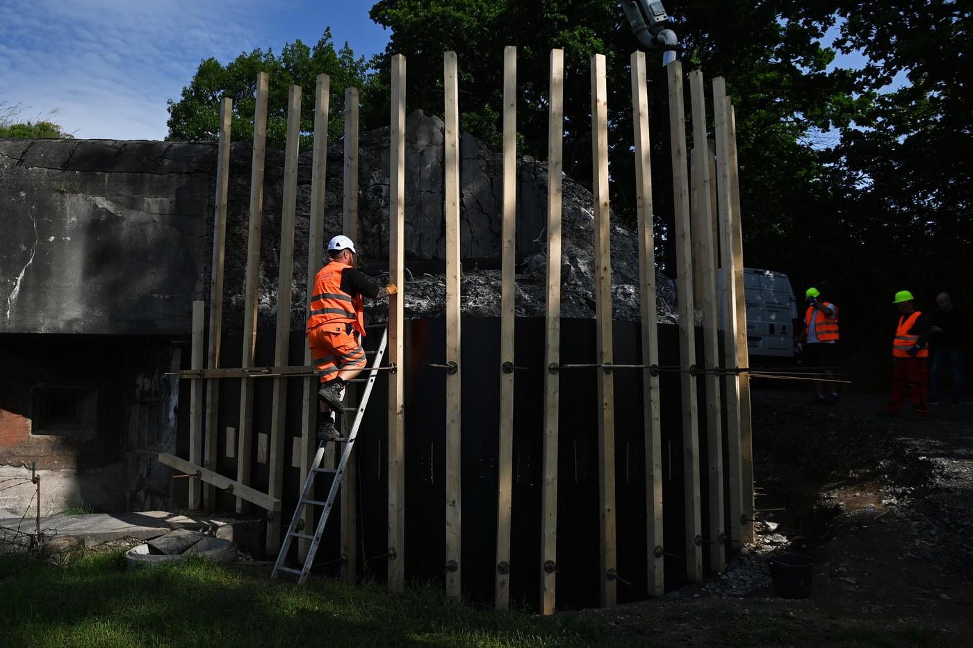 Rekonstrukce pěchotního srubu MO-S 22 František, 4. června 2025, Darkovice (Opavsko). Na snímku je dobetonovávání odstřelené části opevnění.