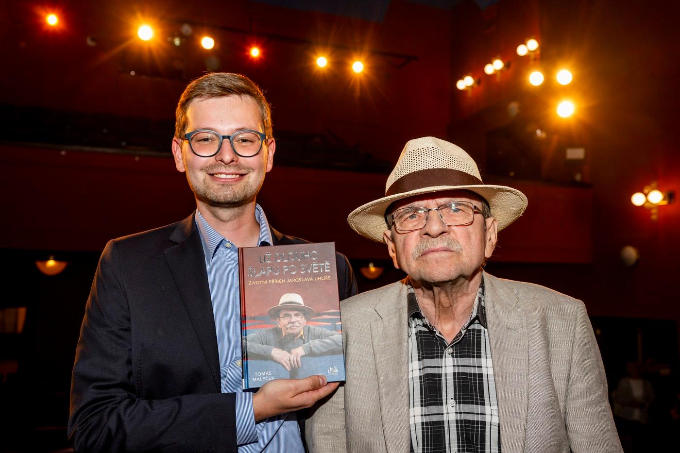 Křest knihy Tomáše Malečka (vlevo) Už dlouho šlapu po světě – Životní příběh Jaroslava Uhlíře (vpravo).
