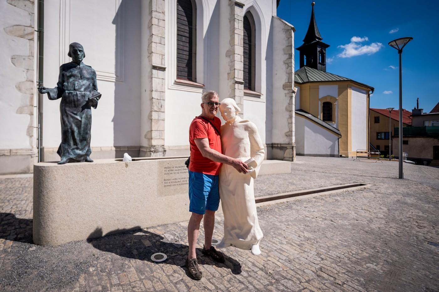 Sochař Jiří Plieštik u sochy sv. Prokopa s modelem, podle kterého byla socha zhotovena