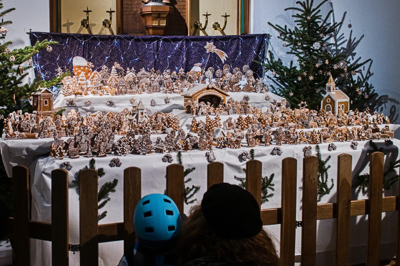 Perníkový betlém v kostele sv. Cyrila a Metoděje připravují každý rok věřící z místní farnosti.