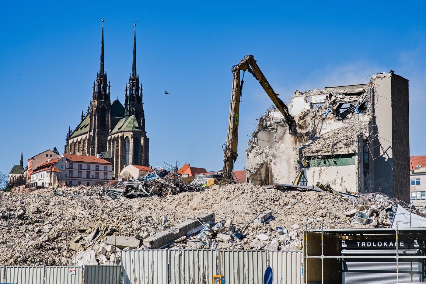 Brutalistní brněnský Prior už není Brutalistní brněnský Prior už není