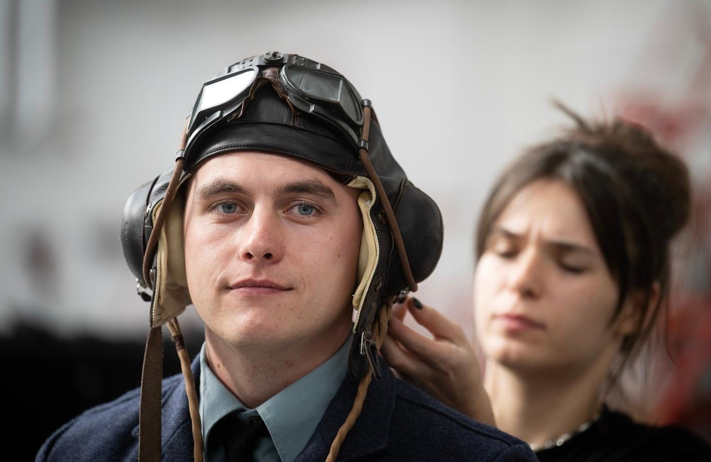 Poslední natáčecí dny k filmu režiséra Ondřeje Veverky Osamělý vlk, dokudramatu o pilotovi RAF Josefu Františkovi, 16. září 2025, Praha. Herec Tadeáš Moravec. Poslední natáčecí dny k filmu režiséra Ondřeje Veverky Osamělý vlk, dokudramatu o pilotovi RAF Josefu Františkovi, 16. září 2025, Praha. Herec Tadeáš Moravec.