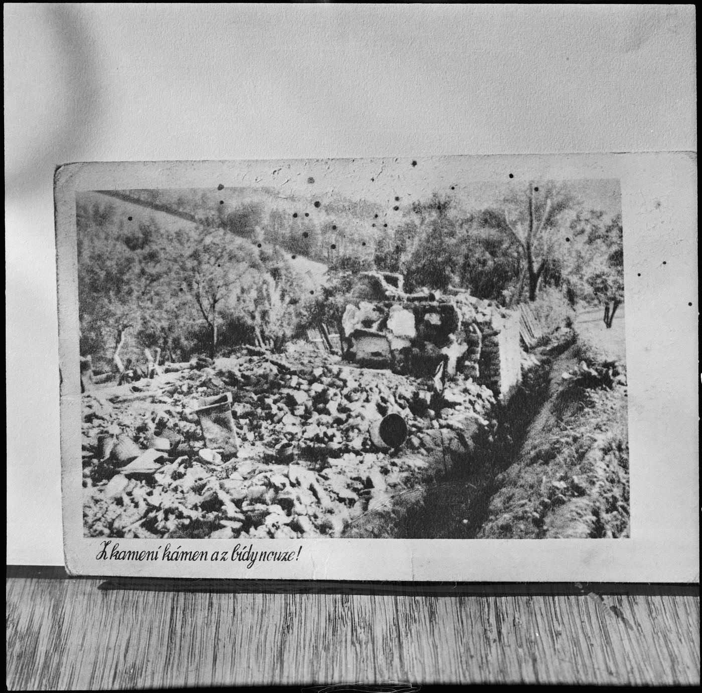 Ploština je odlehlá osada nedaleko Drnovic na okraji hlubokých horských lesů. Proto se stala střediskem partyzánů. Její obyvatelé neodmítali, když sovětští nebo naši partyzáni přišli do chalup a žádali je o pomoc, potraviny či úkryt. Dva roky napadali odtud partyzáni týl nepřítele. Jejich výpady až na Vsetínsko nedaly nacistům spát. V dopoledních hodinách 19. dubna 1945 přitáhl k Ploštině trestný oddíl z Vizovic. Cestou posbíral také lidi pracující v okolí a na polích a dřevaře z lesů. Potom začal výslech s pistolí přitisknutou každé oběti na zátylí, trestný oddíl zapaloval chalupy, nakonec zahnal 24 ploštinských obyvatel do plamenů a ještě za nimi poslal dávky z kulometů. Pozůstalým po obětech byly po osvobození postaveny nové domky. Na snímku fotografie trosek vypálené osady Ploština.