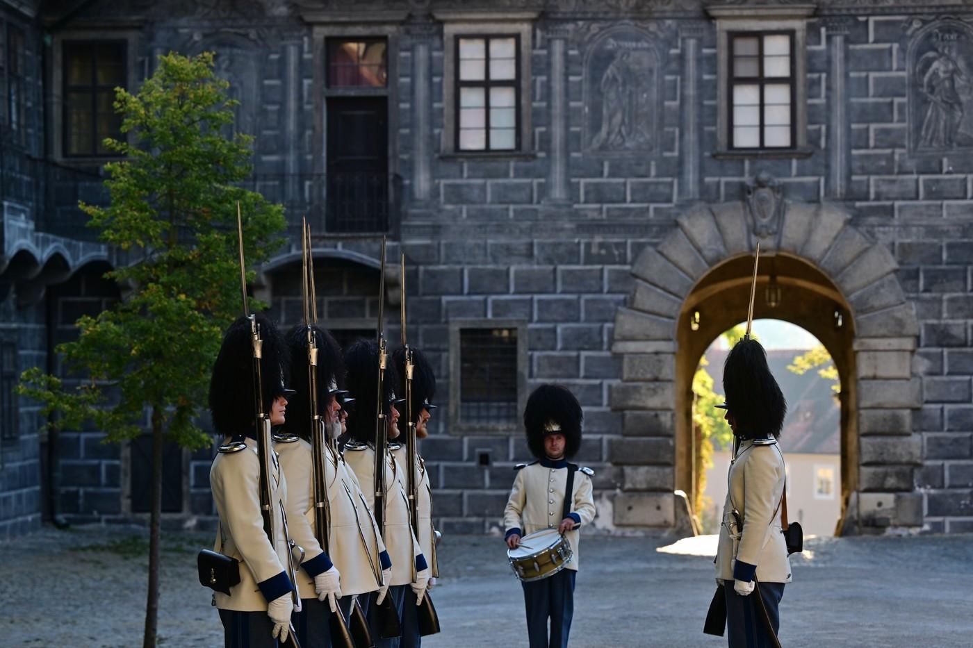  U příležitosti státního svátku a městských Svatováclavských slavností vztyčili schwarzenberští gardisté před strážnicí na druhém zámeckém nádvoří gardové prapory 