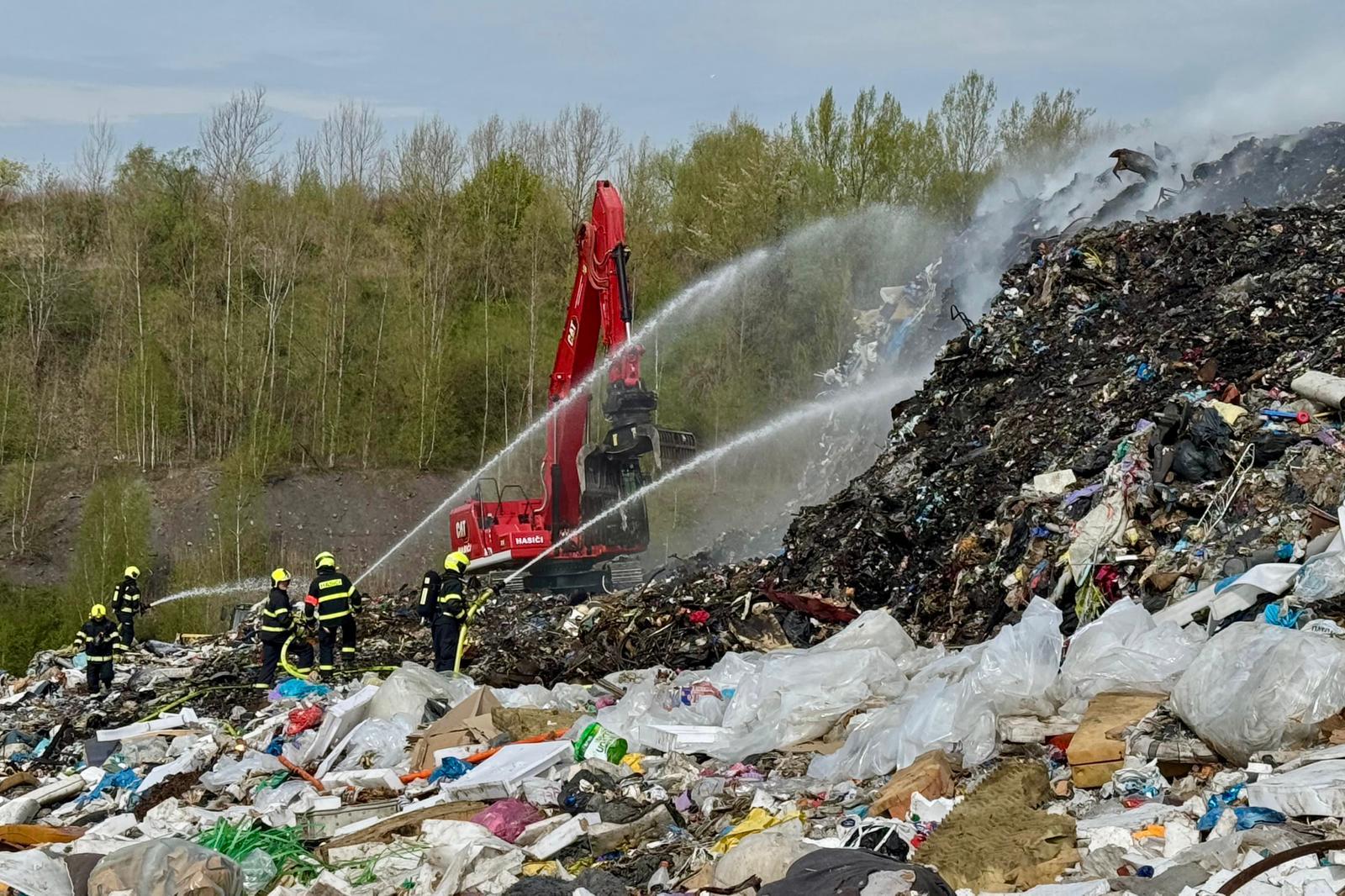 Hasiči 19. dubna 2026 od noci zasahují u požáru skládky v Novém Bohumíně na Karvinsku. Požár nezpůsobil žádnou škodu, ani při něm nikdo neutrpěl zranění.