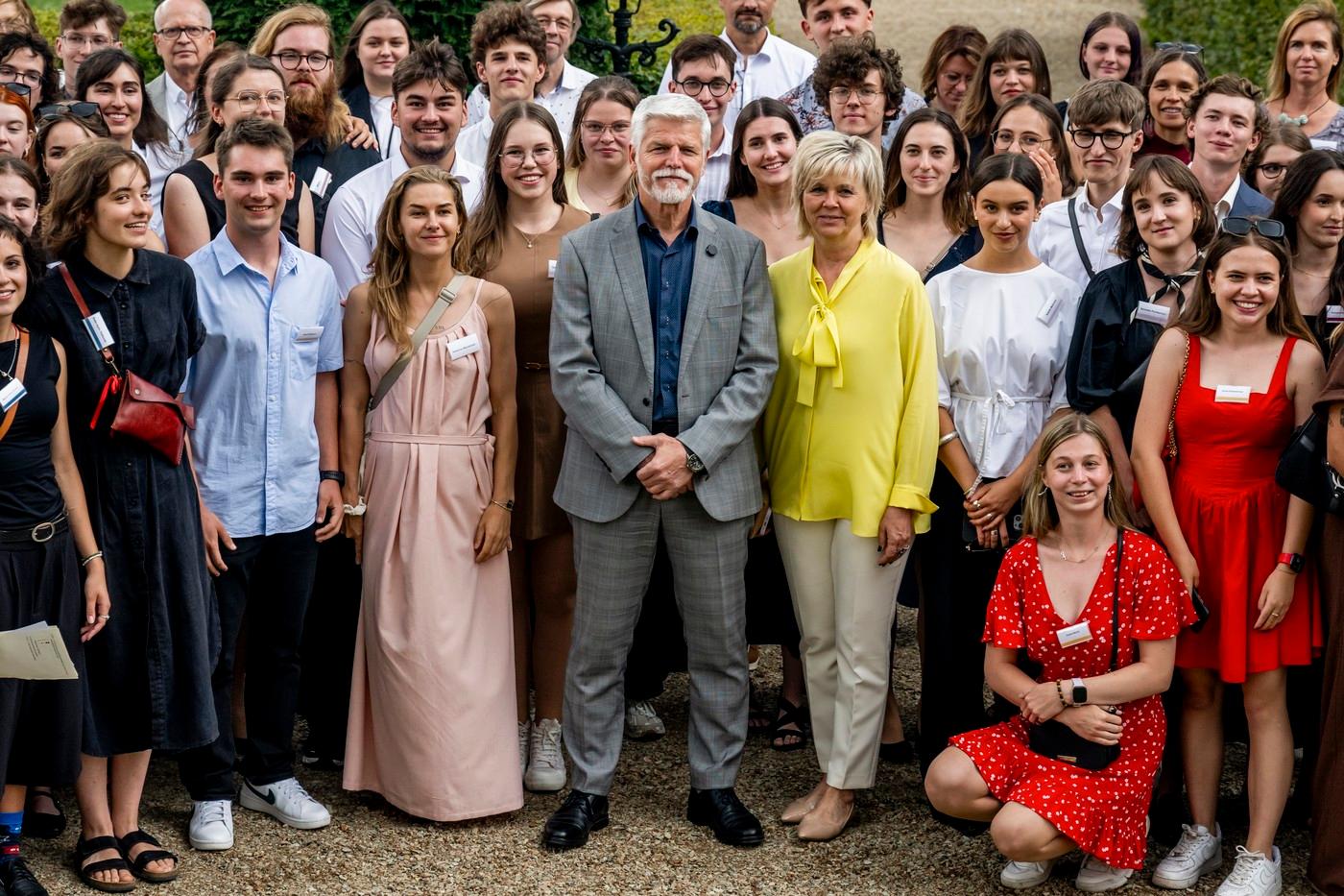 Prezident republiky Petr Pavel s manželkou Evou se setkali s mladými aktivními občany z různých regionů České republiky, 15. července 2025, Lány.