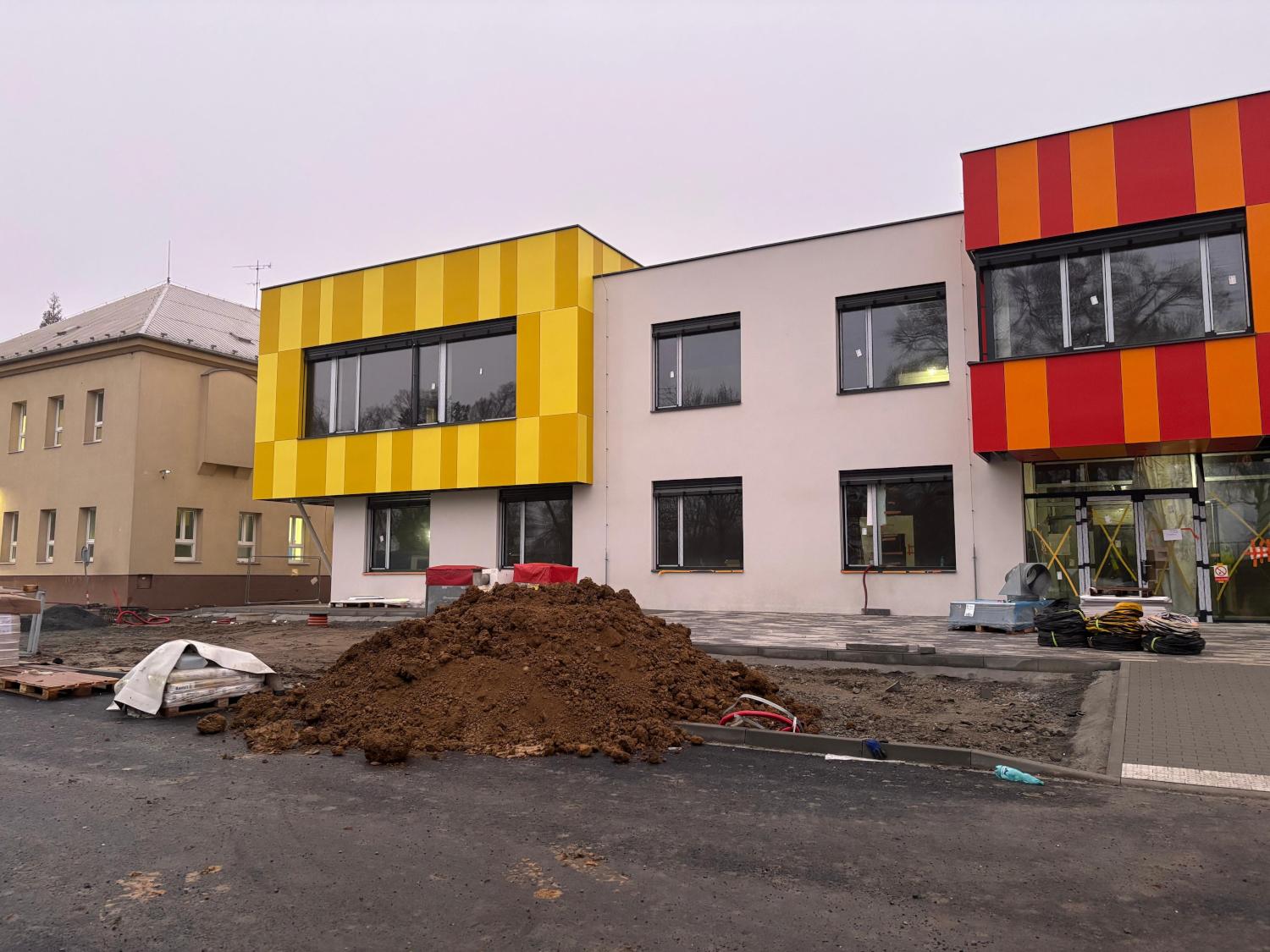 Stavba není uvnitř ani zdaleka dokončená