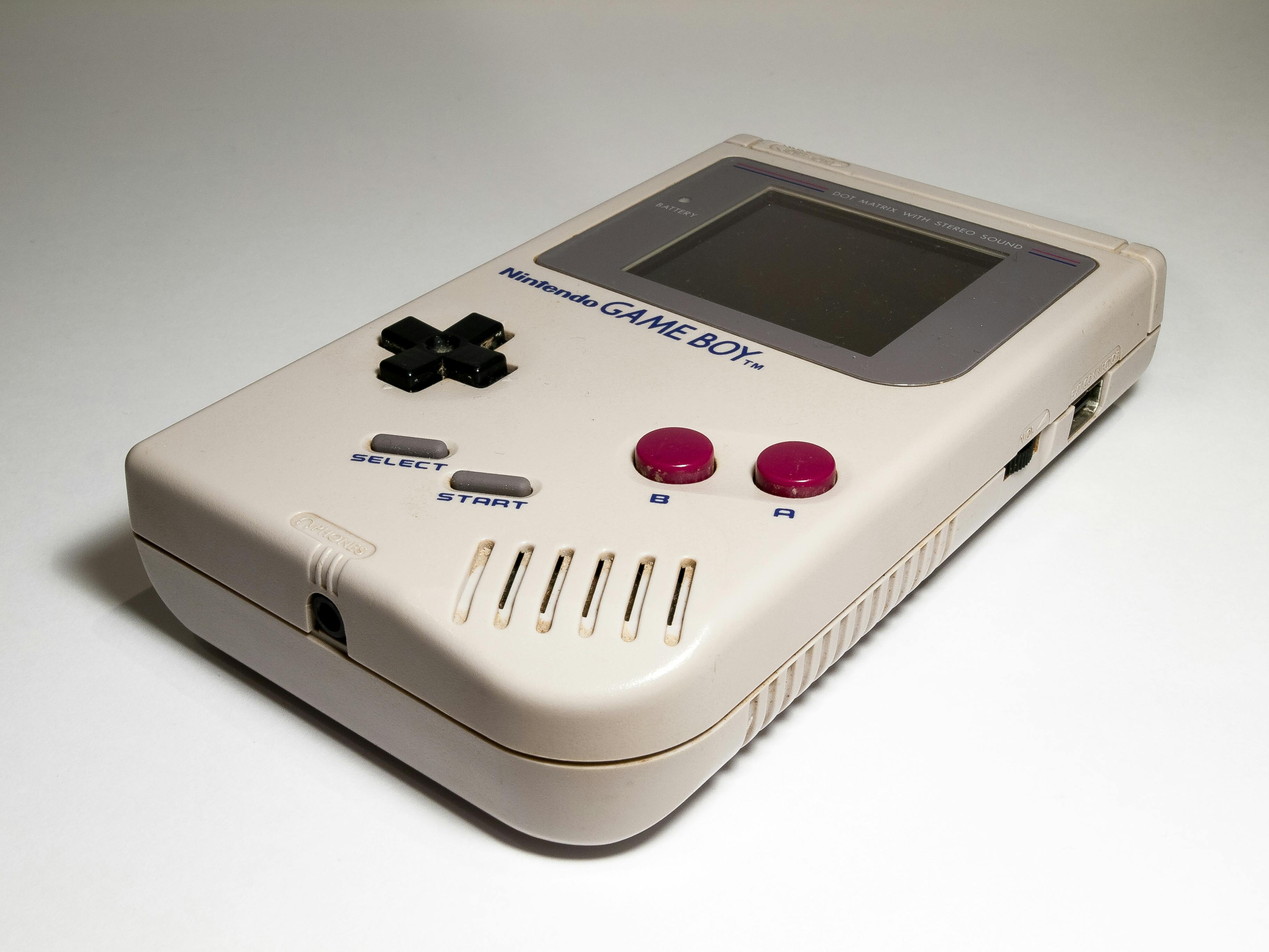 Herní konzole Game Boy, na níž v roce 1996 vyšly první hra Pokémon. FOTO: Pexels