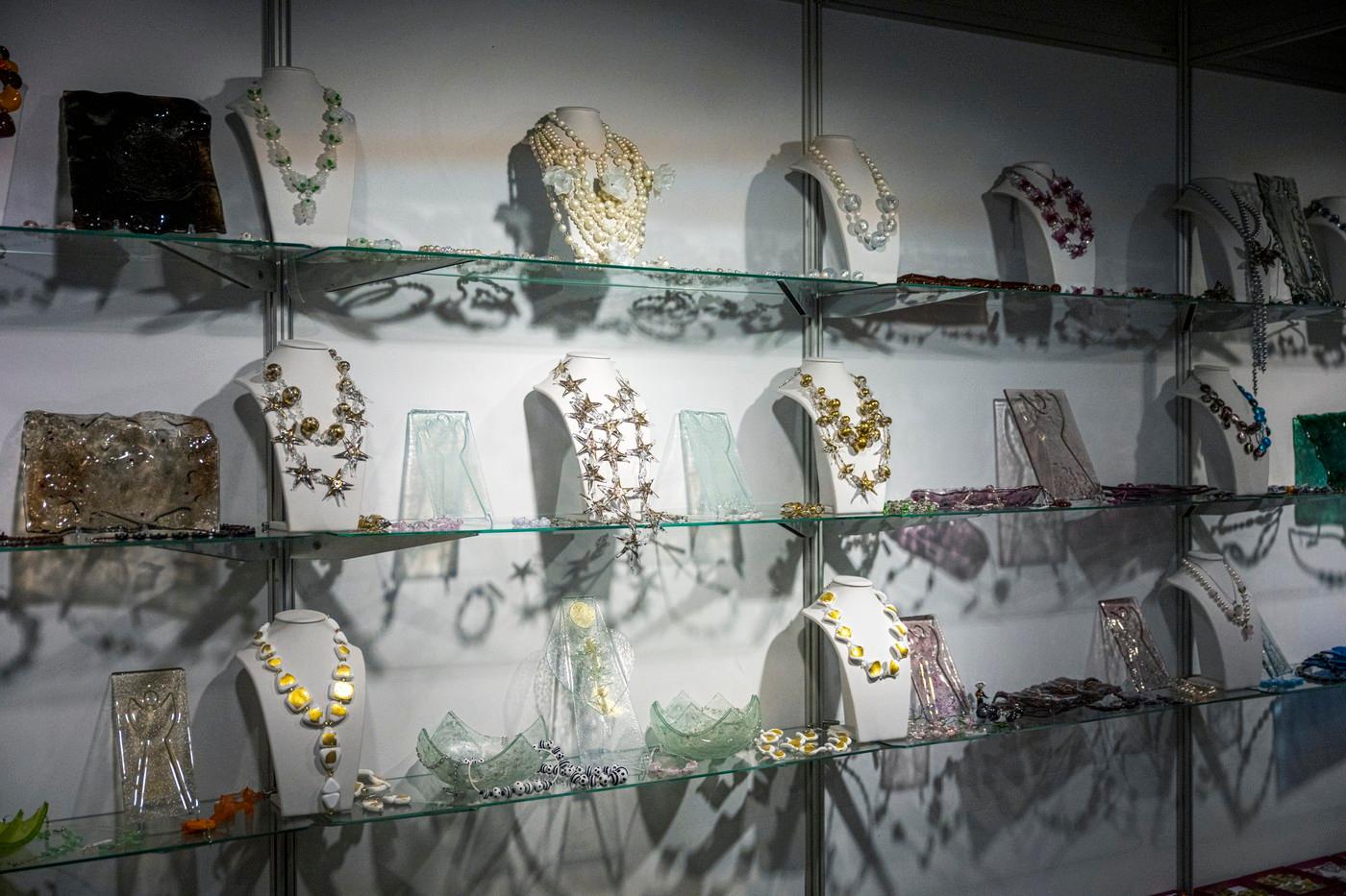 Prodejní výstava a módní přehlídka českých bižuterních a sklářských firem Křehká krása, 7. srpna 2025, Jablonec nad Nisou. Tradiční čtyřdenní přehlídku pořádá Svaz výrobců skla a bižuterie.