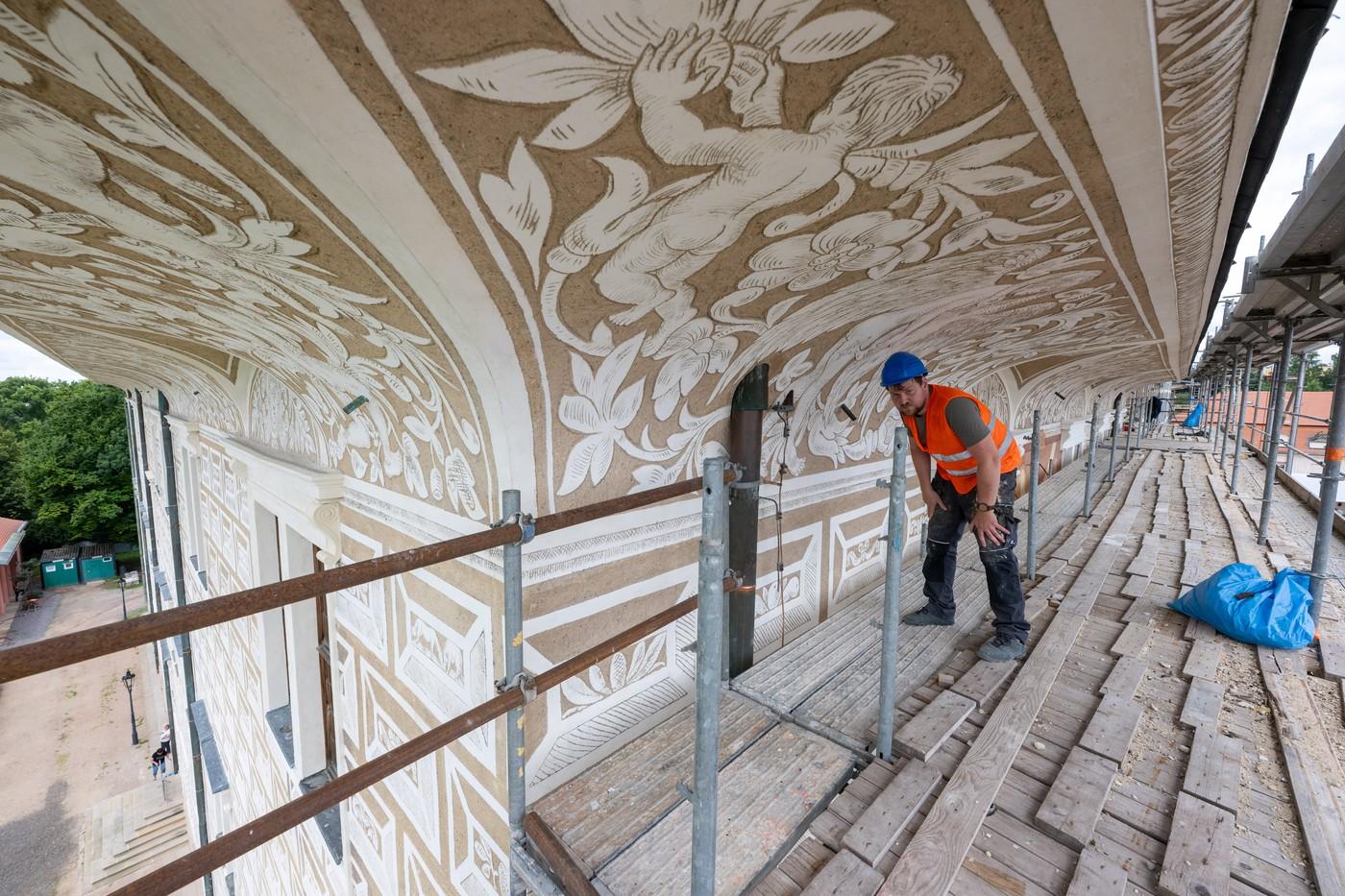 Renovace sgrafitových fasád zámku.