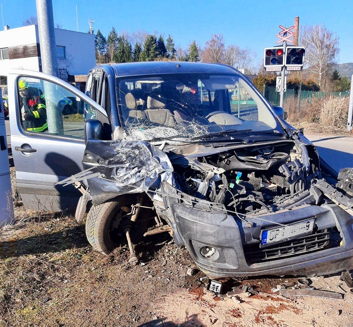 Na železničním přejezdu v Mirošově na Rokycansku se 5. března 2026 odpoledne srazil osobní vlak s osobním automobilem, provoz na regionální trati stojí.