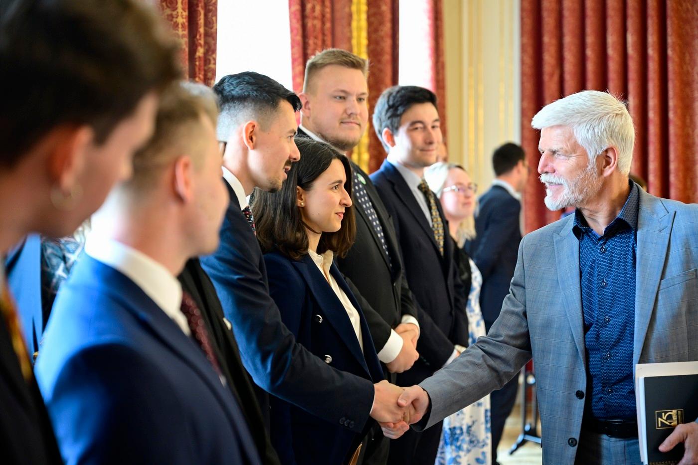 Prezident Petr Pavel (vpravo) se setkal se zástupci mládežnických organizací politických subjektů zastoupených v Parlamentu, 17. července 2025, Praha.