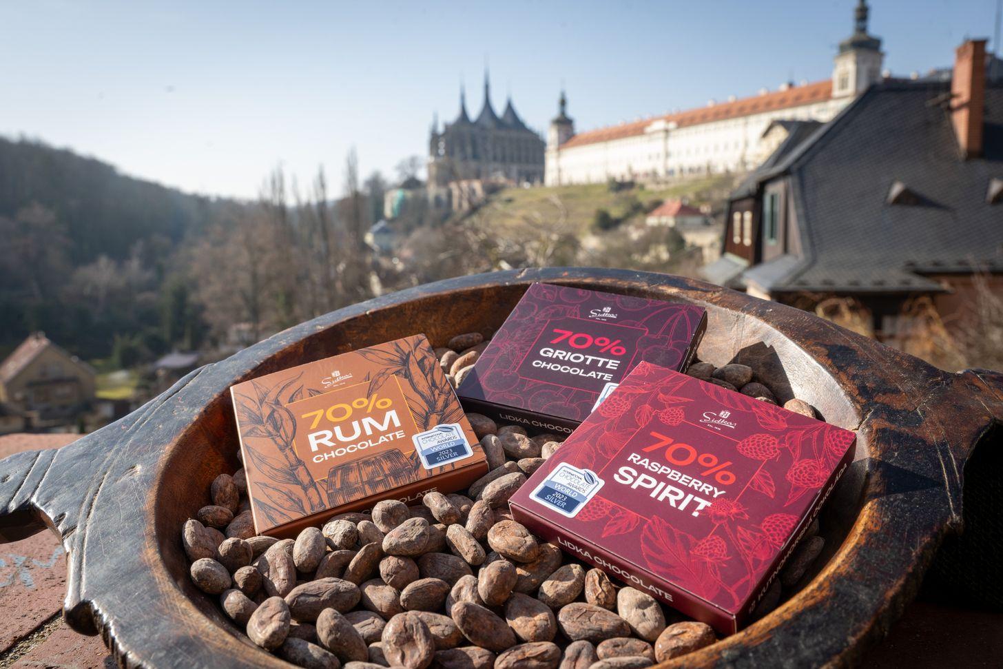 unikátní tmavé čokolády s vůní i chutí višňového likéru, malinovice a rumu