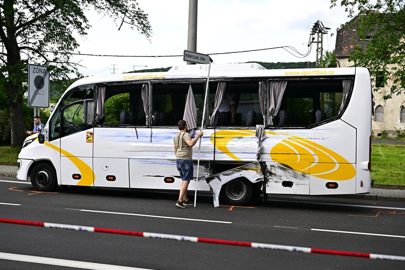 Při srážce menšího autobusu s kamionem utrpělo zranění 25 lidí, 29. května 2025, Ústí nad Labem. Většinou se jedná o lehká zranění a několik středně těžkých. Řidič nákladního vozu ujel.