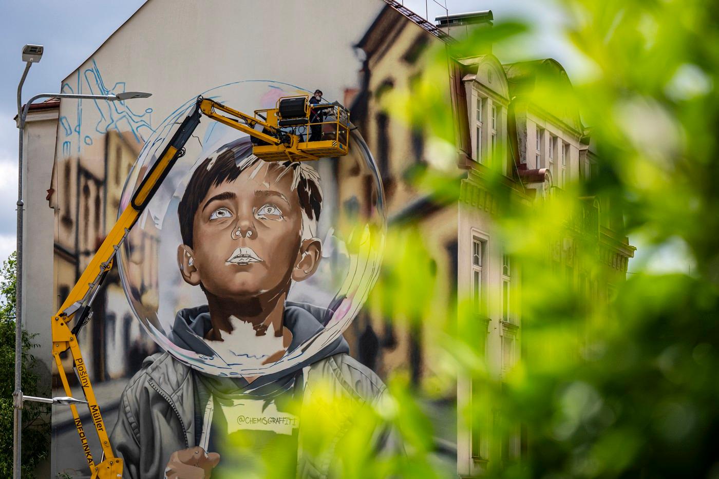 Streetartový umělec Dmitrij Proškin známý pod přezdívkou Chemis pracuje v Jablonci na velkém muralu v blízkosti jablonecké radnice. Streetartový umělec Dmitrij Proškin známý pod přezdívkou Chemis pracuje v Jablonci na velkém muralu v blízkosti jablonecké radnice.