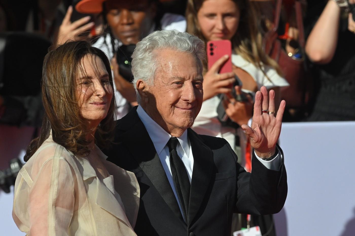 Začal 60. ročník Mezinárodního filmového festivalu Karlovy Vary. Dustin Hoffman s manželkou