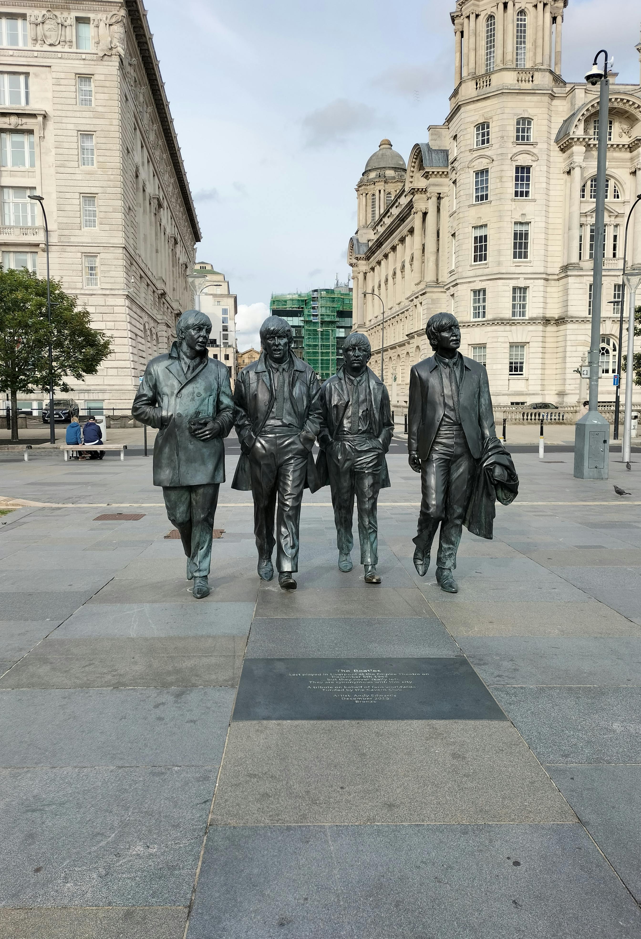 Liverpool – Socha legendární kapely The Beatles na nábřeží u Pier Head připomíná dobu, kdy britská čtveřice dobývala světová pódia. Skončili sice už v roce 1970, přesto zůstávají ikonou hudební historie i symbolem rodného Liverpoolu.