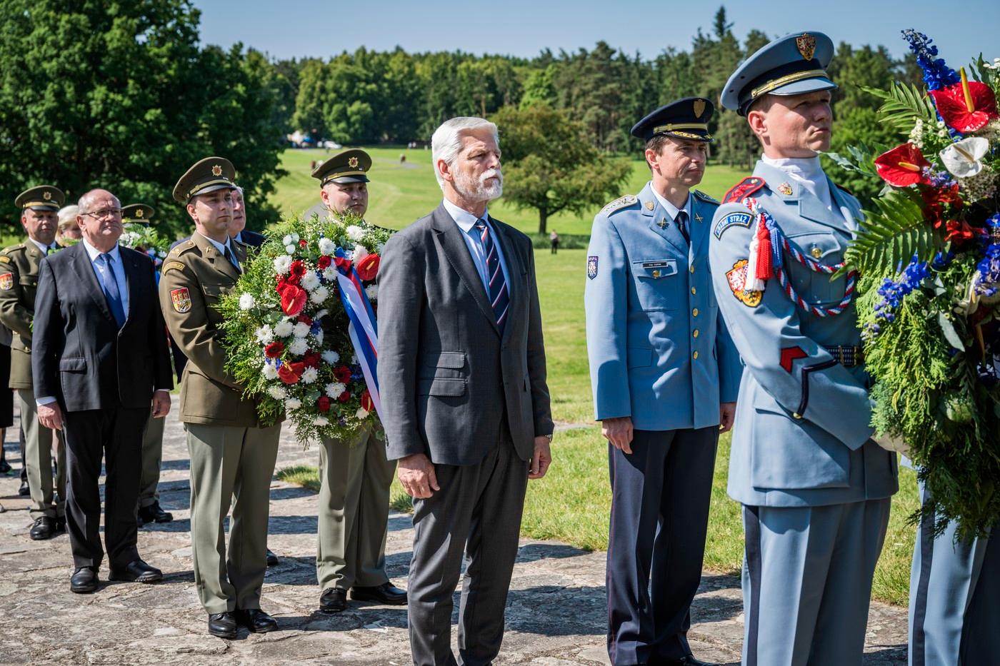 Prezident Petr Pavel (uprostřed) při pietním aktu u příležitosti 83. výročí vyhlazení obce nacistickými vojáky, 14. června 2025, Lidice, Kladensko. Prezident Petr Pavel (uprostřed) při pietním aktu u příležitosti 83. výročí vyhlazení obce nacistickými vojáky, 14. června 2025, Lidice, Kladensko.