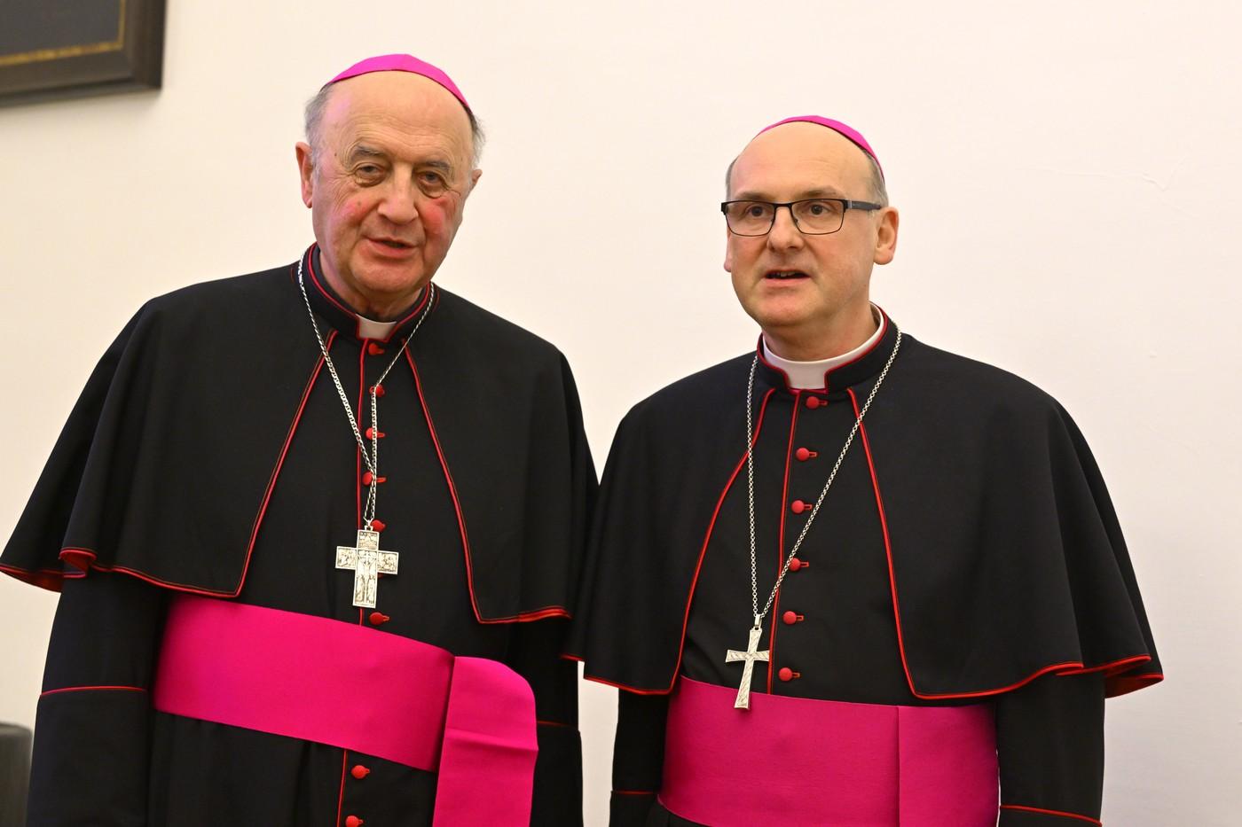 Zleva končící pražský arcibiskup Jan Graubner a jeho nástupce, dosavadní litoměřický biskup Stanislav Přibyl na tiskové konferenci ke jmenování nového pražského arcibiskupa.