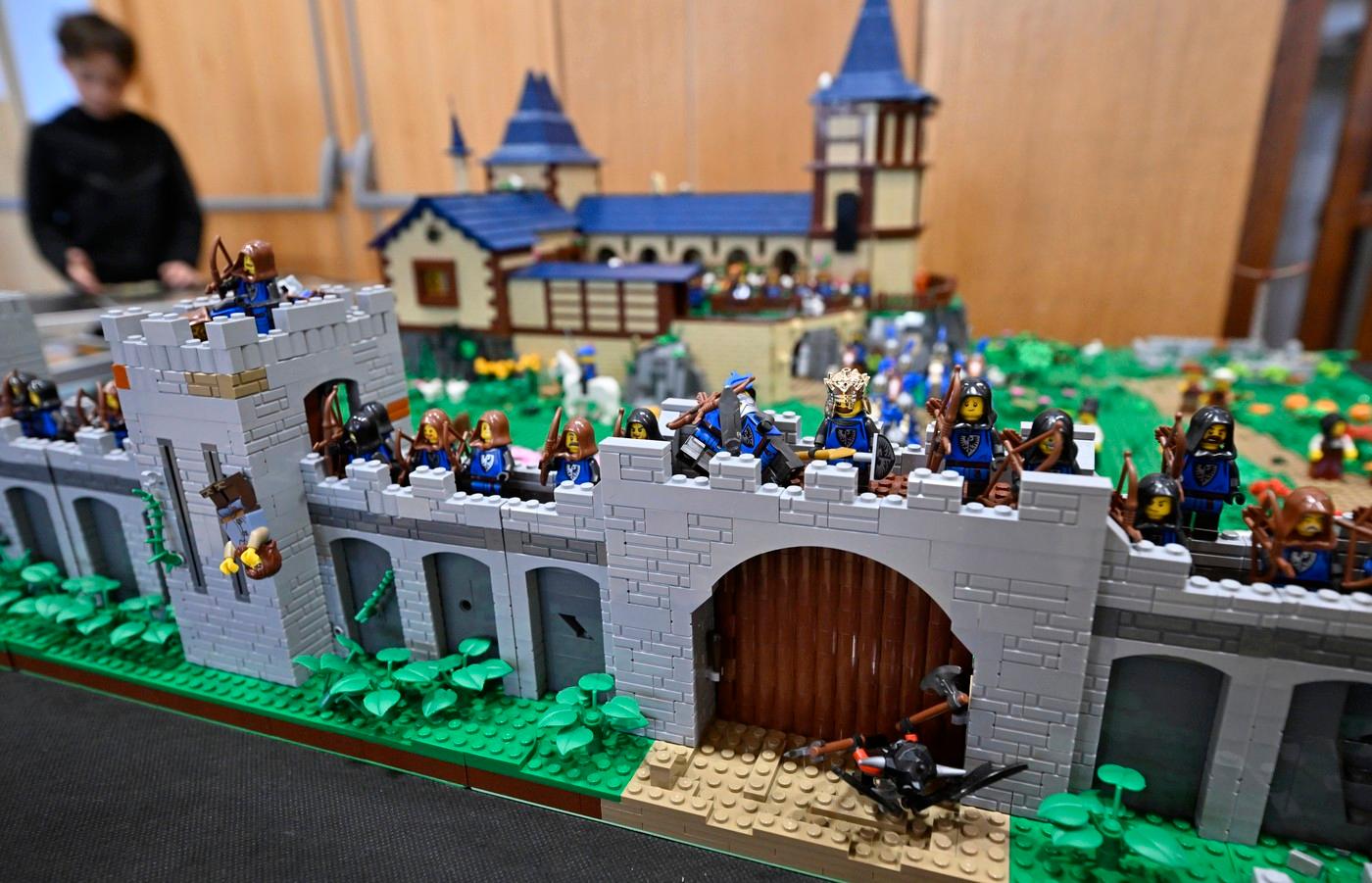 Středověký hrad ze stavebnice Lego.