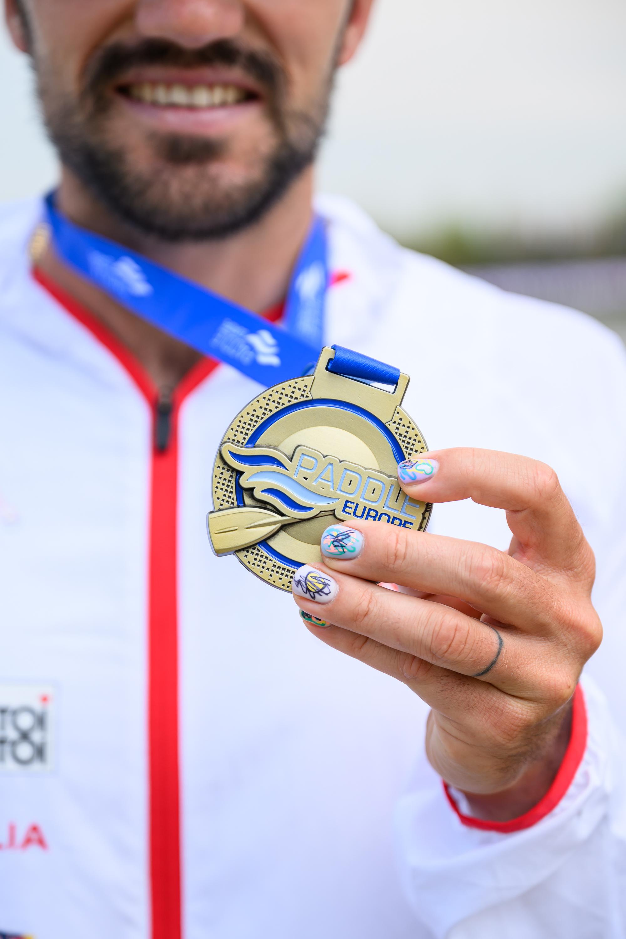 Rychlostní kanoista Martin Fuksa se stal mistrem Evropy na kilometru. Olympijský šampion na šampionátu v portugalském Montemoru-o-Velho ve finiši porazil Rusa Zachara Petrova a má 14. evropský titul.
