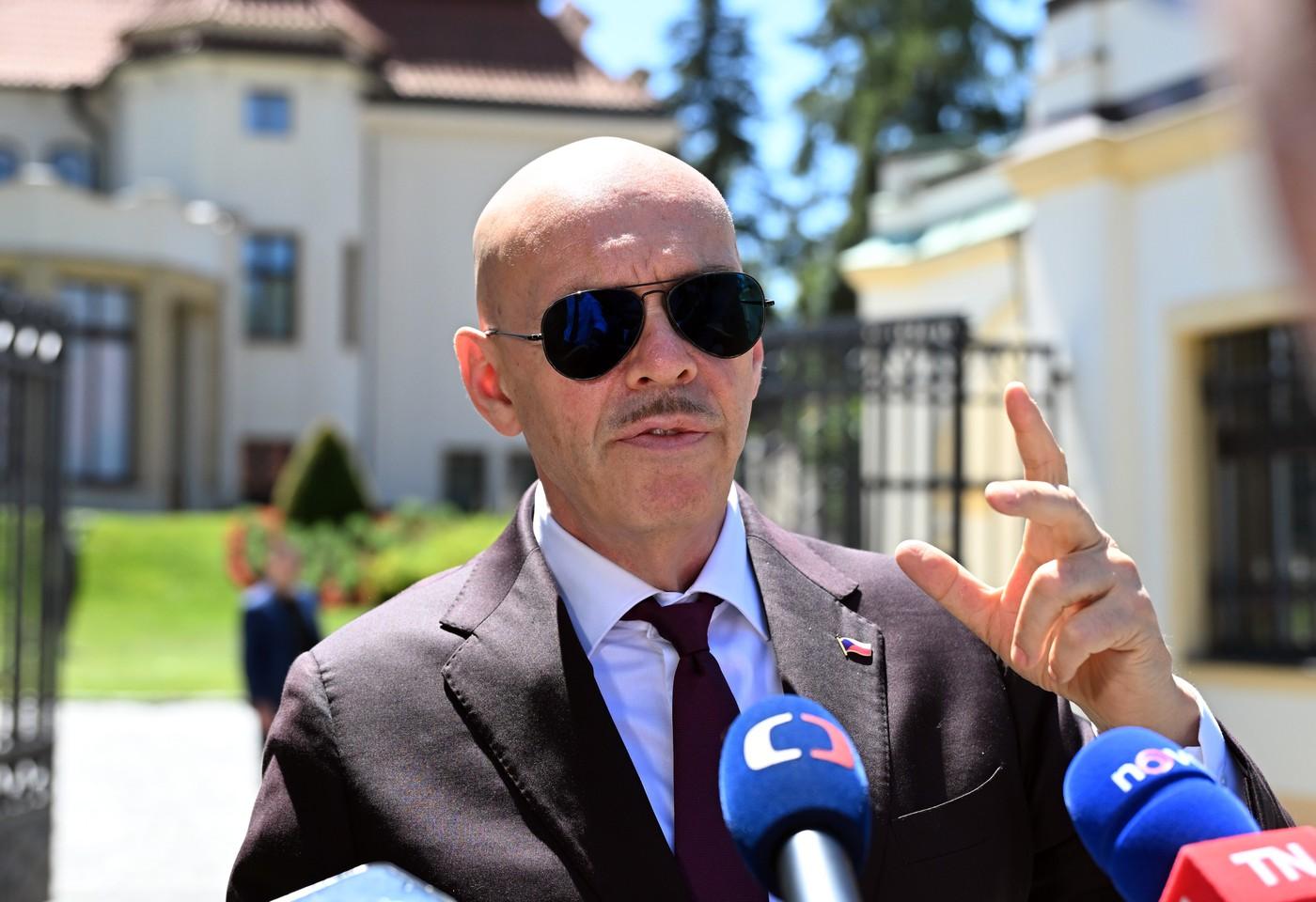 Ministr kultury Oto Klempíř (Motoristé) odchází ze schůzky vlády k vyhodnocení plnění programového prohlášení vlády za první pololetí roku 2026 Ministr kultury Oto Klempíř (Motoristé) odchází ze schůzky vlády k vyhodnocení plnění programového prohlášení vlády za první pololetí roku 2026