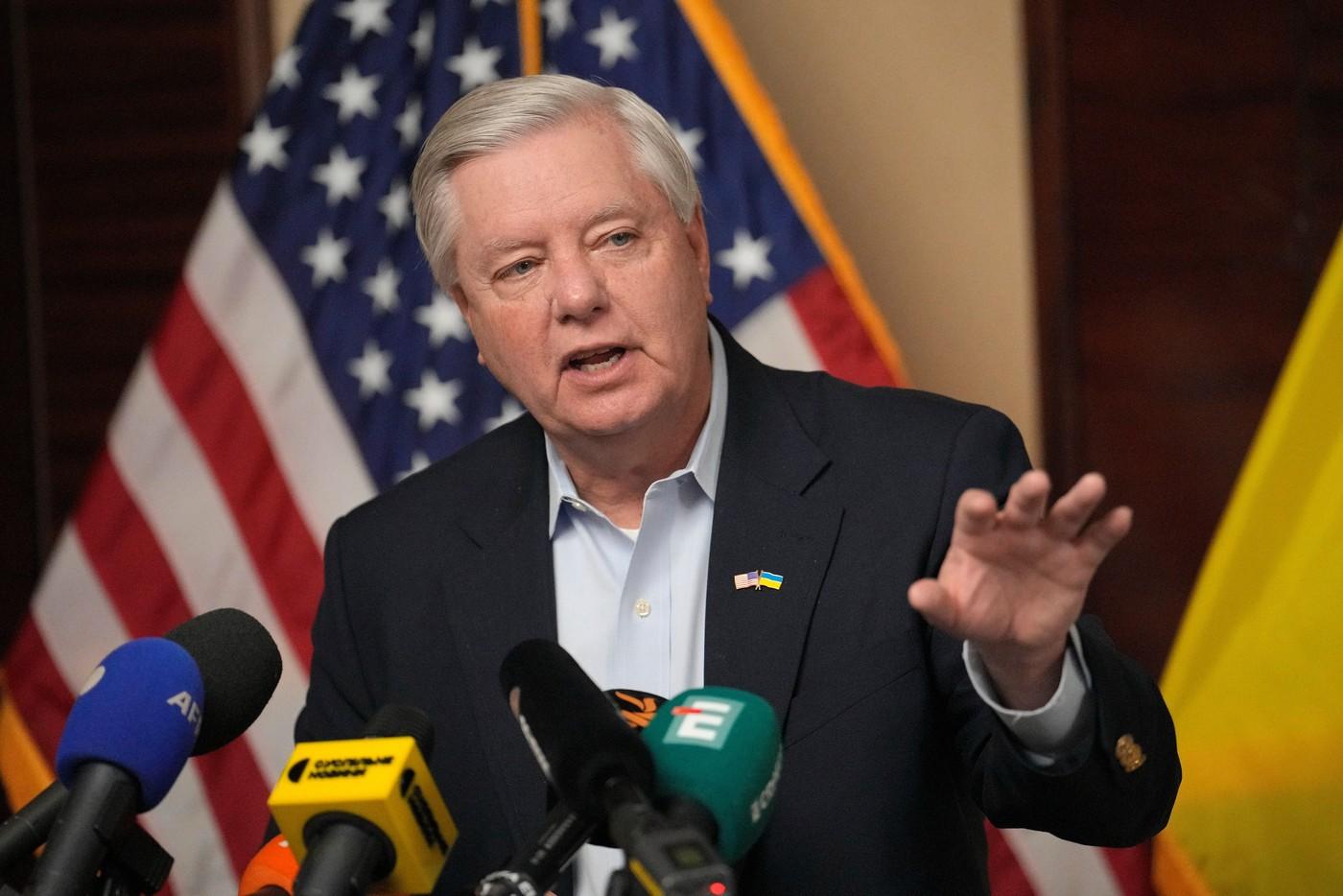 Americký senátor Lindsey Graham (republikán za Jižní Karolínu) gestikuluje při rozhovoru s médii v Kyjevě