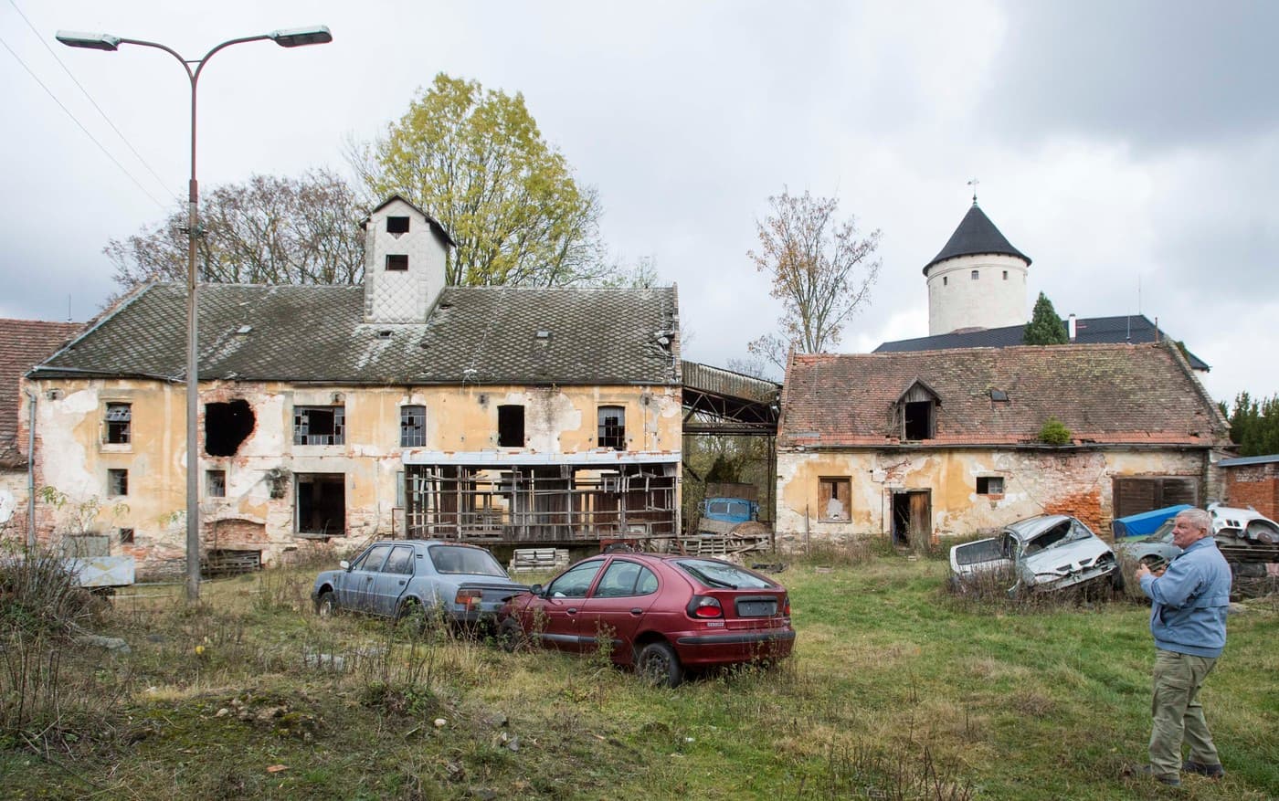 Historický pivovar v Předhradí na Chrudimsku stále chátrá a čeká na záchranu. Soukromý majitel jej sice zčásti zabezpečil proti vandalům, na rozsáhlé opravy ale nemá peníze Historický pivovar v Předhradí na Chrudimsku stále chátrá a čeká na záchranu. Soukromý majitel jej sice zčásti zabezpečil proti vandalům, na rozsáhlé opravy ale nemá peníze