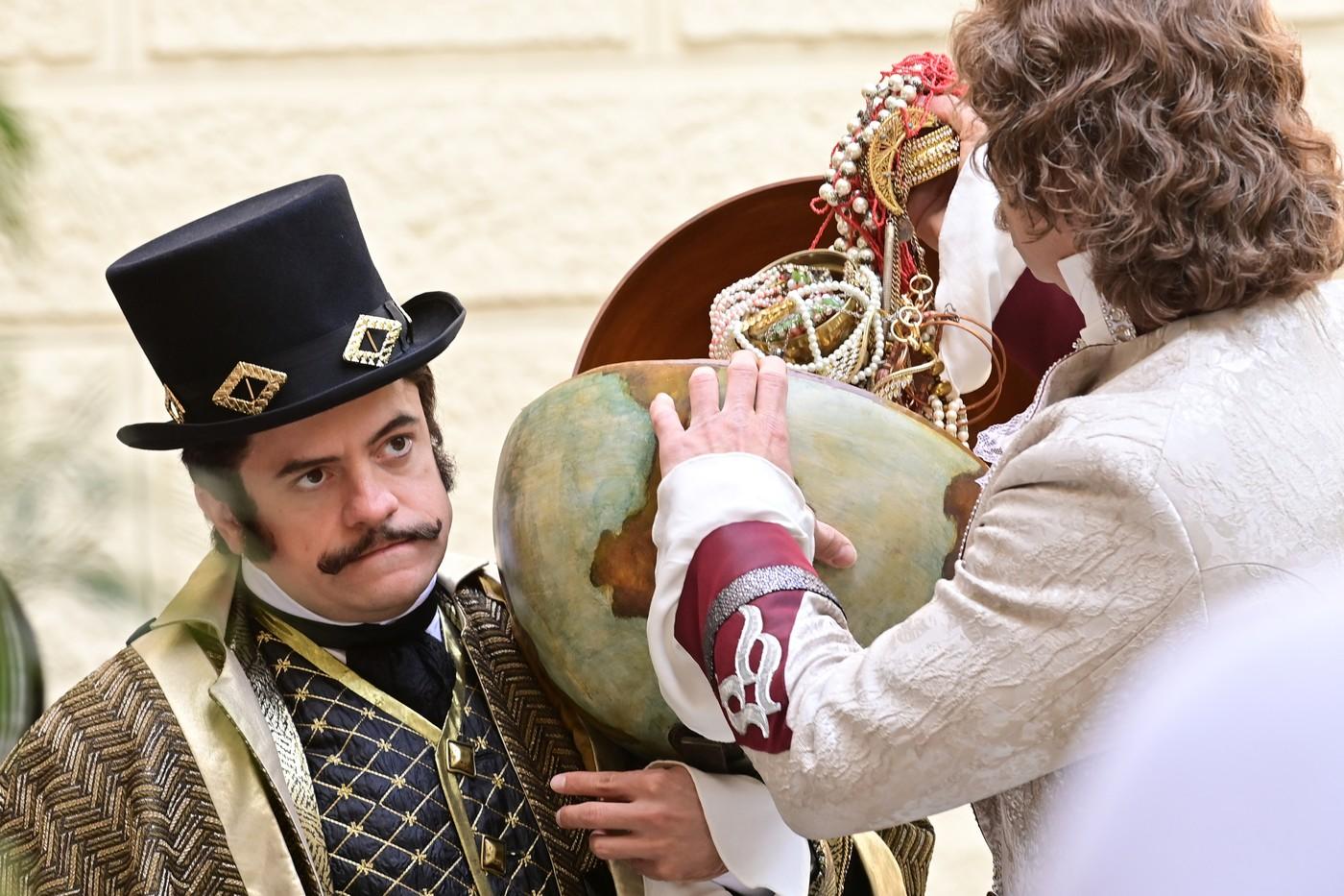 Štáb České televize natáčí v těchto dnech novou pohádku Záhada strašidelného zámku, Chyše, Karlovarsko, 19. června 2025. Zleva herci Jiří Mádl (ministr) a Tomáš Maštalír (král). Štáb České televize natáčí v těchto dnech novou pohádku Záhada strašidelného zámku, Chyše, Karlovarsko, 19. června 2025. Zleva herci Jiří Mádl (ministr) a Tomáš Maštalír (král).