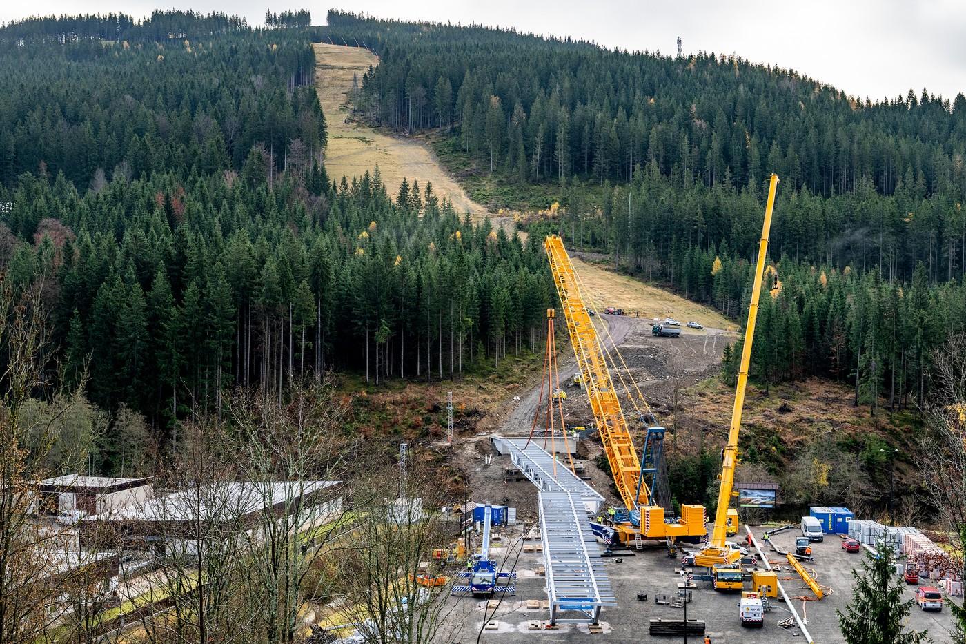 Usazování konstrukce lyžařského mostu přes Labe, 4. listopadu 2025