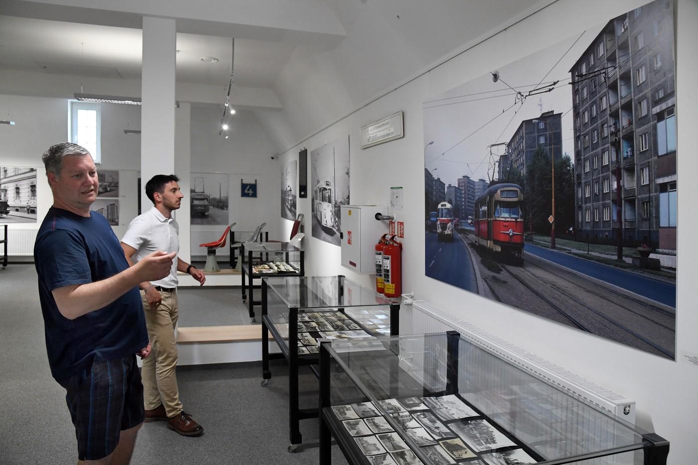 V Oblastním muzeu a galerii v Mostě byla zahájena výstava ke 125. výročí MHD na Mostecku. Výstava provází návštěvníky historií dopravy prostřednictvím pokladů ze soukromé sbírky Petra Kříže (vlevo), Kryštofa Šenkýře i archivu dopravního podniku v podobě historických fotografií, dobových artefaktů a filmových projekcí. Vpravo historik a kurátor výstavy Dominik Marek. V Oblastním muzeu a galerii v Mostě byla zahájena výstava ke 125. výročí MHD na Mostecku. Výstava provází návštěvníky historií dopravy prostřednictvím pokladů ze soukromé sbírky Petra Kříže (vlevo), Kryštofa Šenkýře i archivu dopravního podniku v podobě historických fotografií, dobových artefaktů a filmových projekcí. Vpravo historik a kurátor výstavy Dominik Marek.
