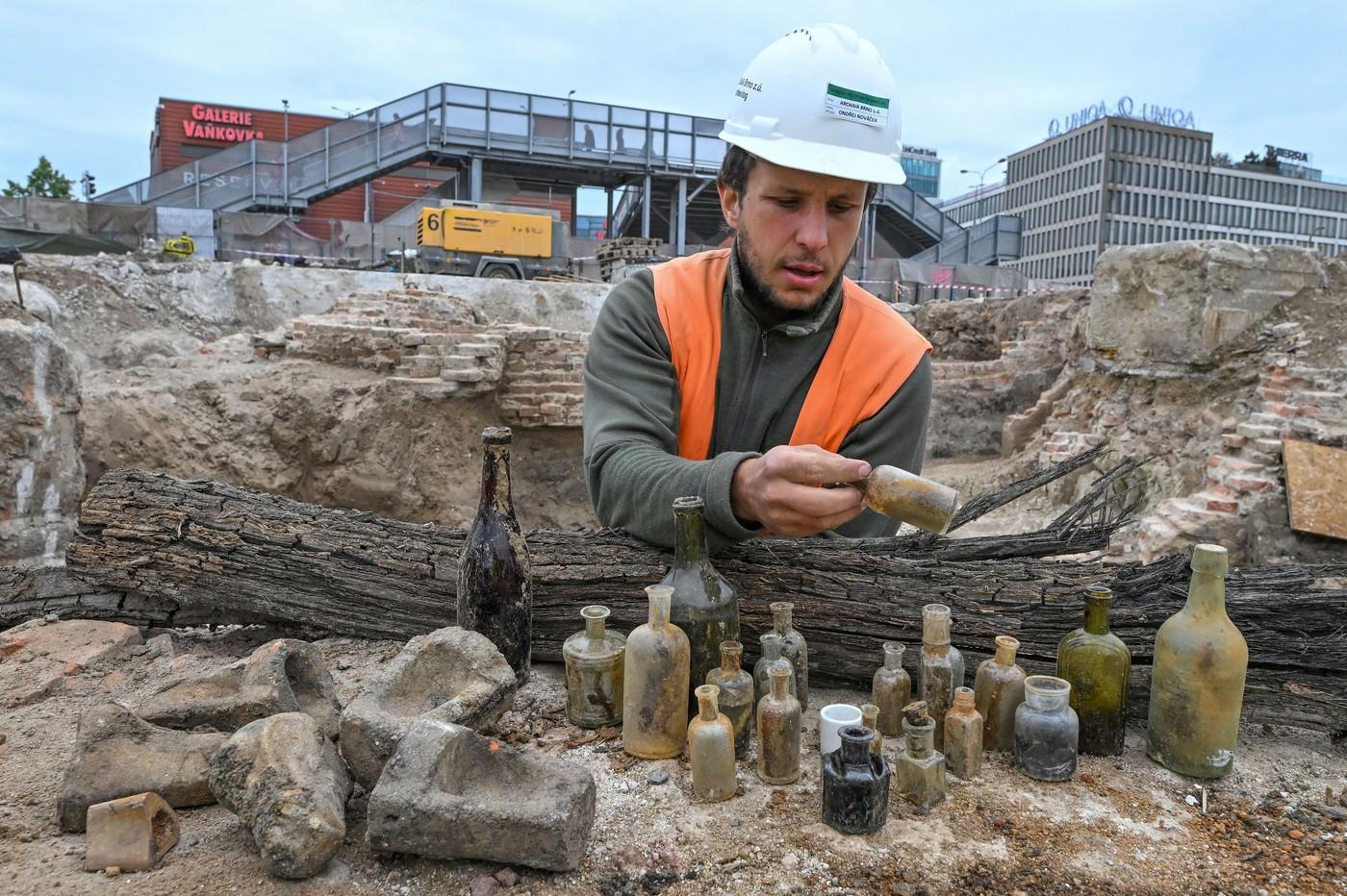 Archeolog Ondřej Nováček ukazuje převážně skleněné lahvičky objevené při archeologickém výzkumu na místě někdejšího Prioru u brněnského hlavního nádraží, 15. května 2025, Brno. Archeolog Ondřej Nováček ukazuje převážně skleněné lahvičky objevené při archeologickém výzkumu na místě někdejšího Prioru u brněnského hlavního nádraží, 15. května 2025, Brno.