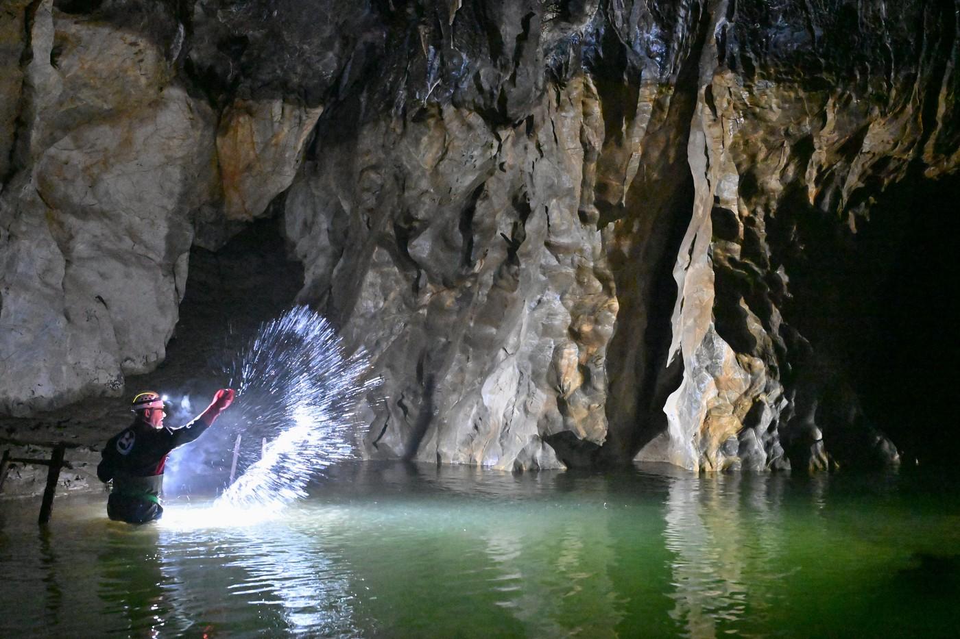 Podzemní řeka Punkva v Punkevních jeskyních, kde hladina běžně sahá až skoro ke stropu, u něhož proplouvají lodičky s turisty, 24. února 2025, Blansko. Důvodem je oprava elektroinstalací v trase vodní plavby, které poškodily loňské podzimní povodně.