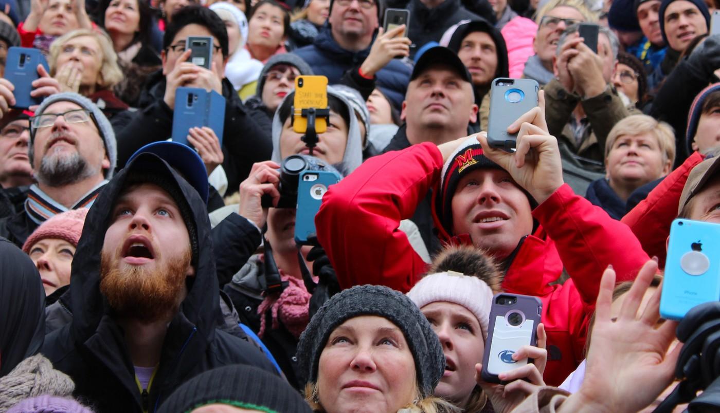 Turisté v úžasu před Staroměstským orlojem