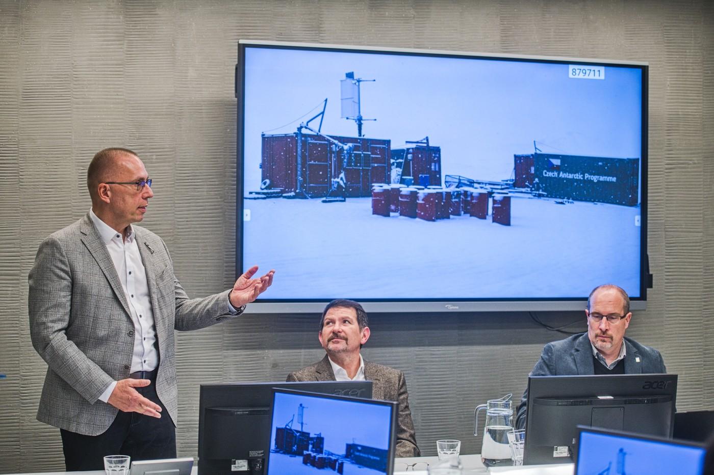 Slavnostní předání medicínského přístrojového vybavení pro antarktickou stanici J. G. Mendela, 10. prosince 2025, Masarykova univerzita, Brno. Zleva lékař Bronislav Stibor, rektor Masarykovy univerzity (MU) Martin Bareš, kvestor MU David Póč.