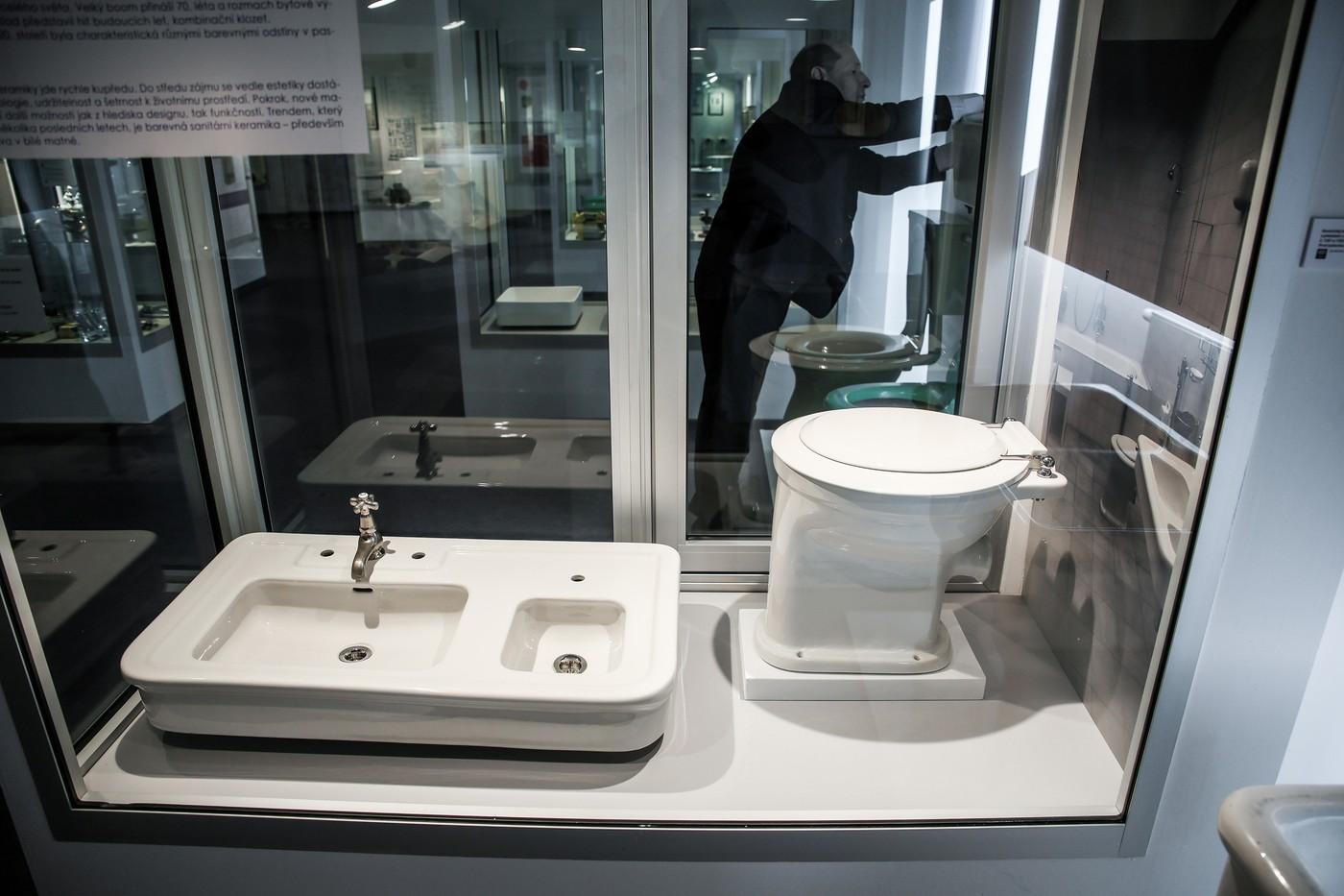 Technické muzeum v Brně zahájilo novou výstavu s názvem Příběh topenářského a instalatérského řemesla, 18. března 2025, Brno. Na snímku repliky záchodové mísy a dvojumyvadla pro vilu Tugendhat z 30 let vyrobené v roce 2012. Technické muzeum v Brně zahájilo novou výstavu s názvem Příběh topenářského a instalatérského řemesla, 18. března 2025, Brno. Na snímku repliky záchodové mísy a dvojumyvadla pro vilu Tugendhat z 30 let vyrobené v roce 2012.