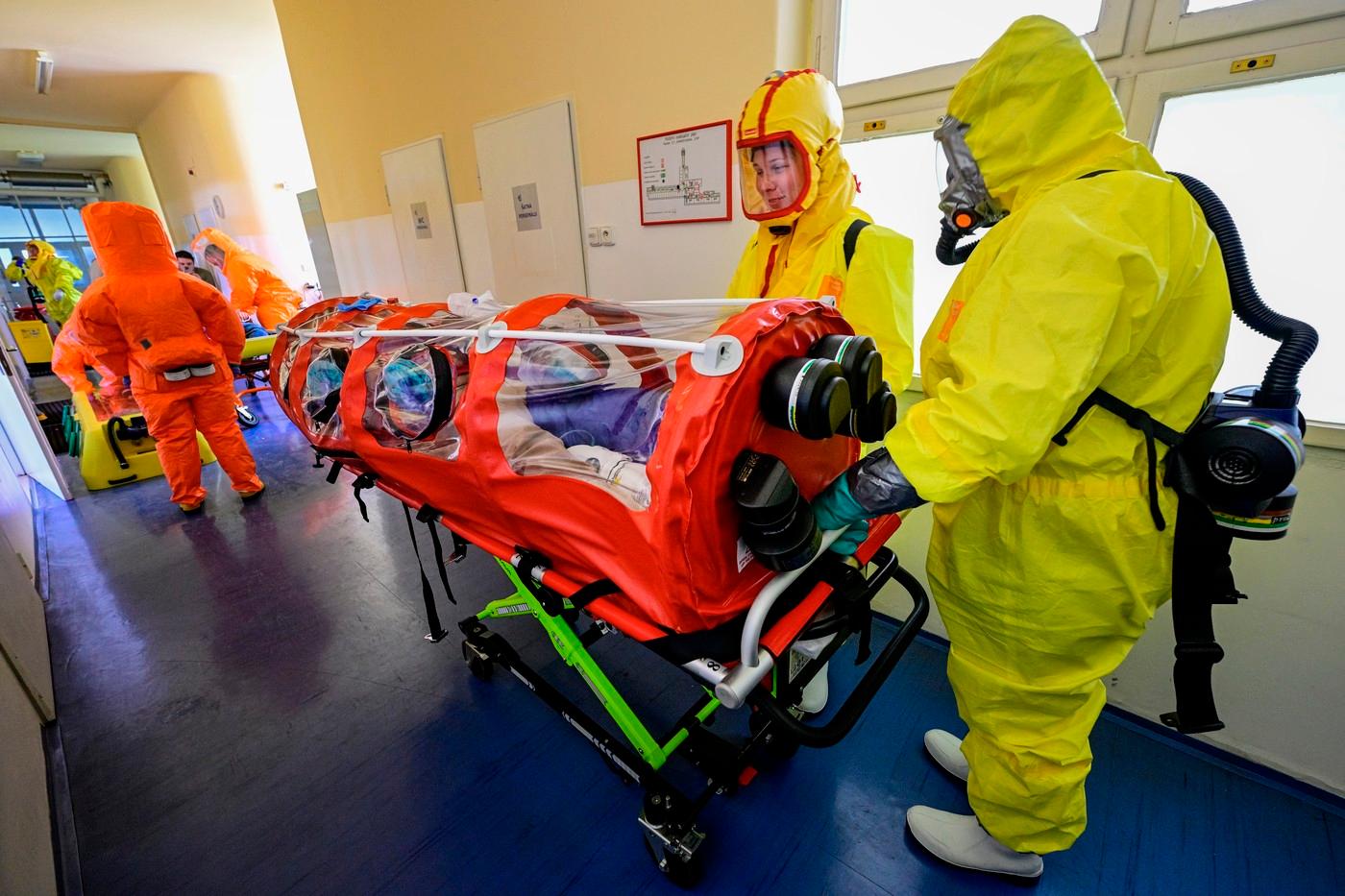 Cvičení převozu čtyř infekčních pacientů ze Zlínského kraje na Infekční kliniku Fakultní nemocnice Bulovka.