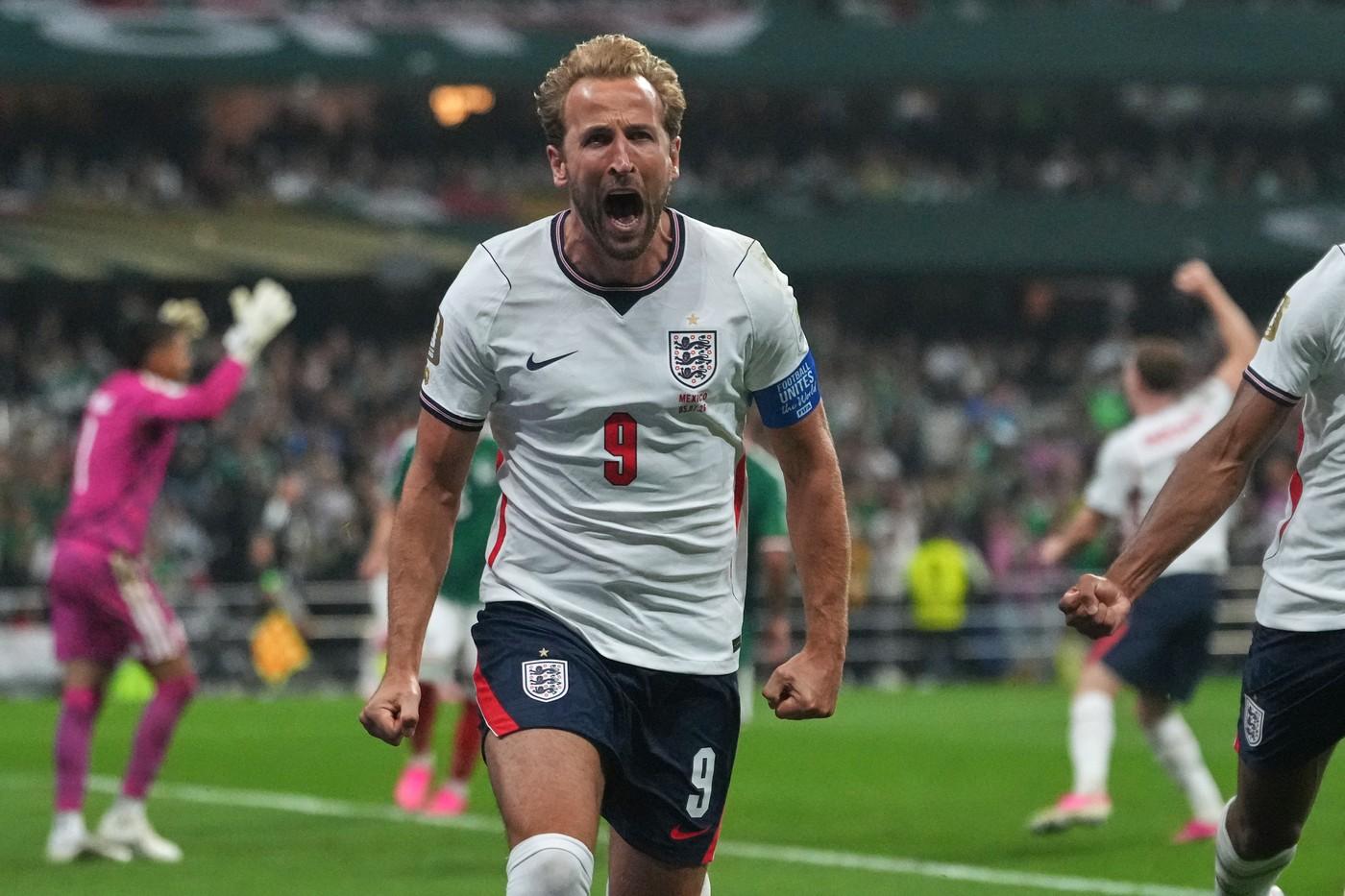Angličan Harry Kane slaví po vstřelení třetího gólu svého týmu z penalty během zápasu osmifinále mistrovství světa ve fotbale mezi Mexikem a Anglií